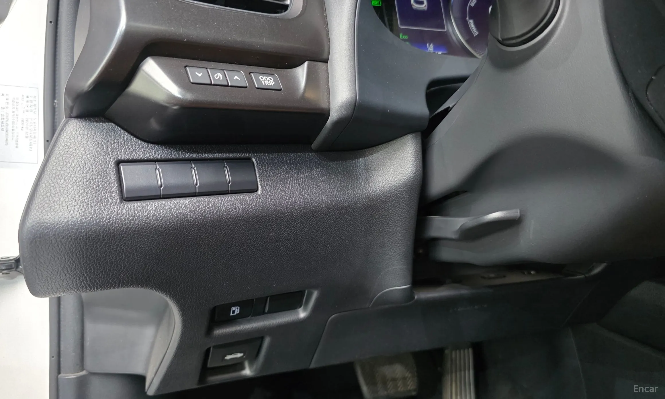 Lexus UX250h превью 14