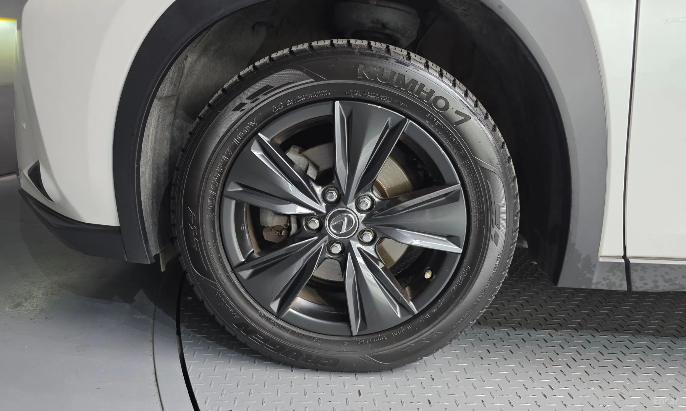 Lexus UX250h превью 5