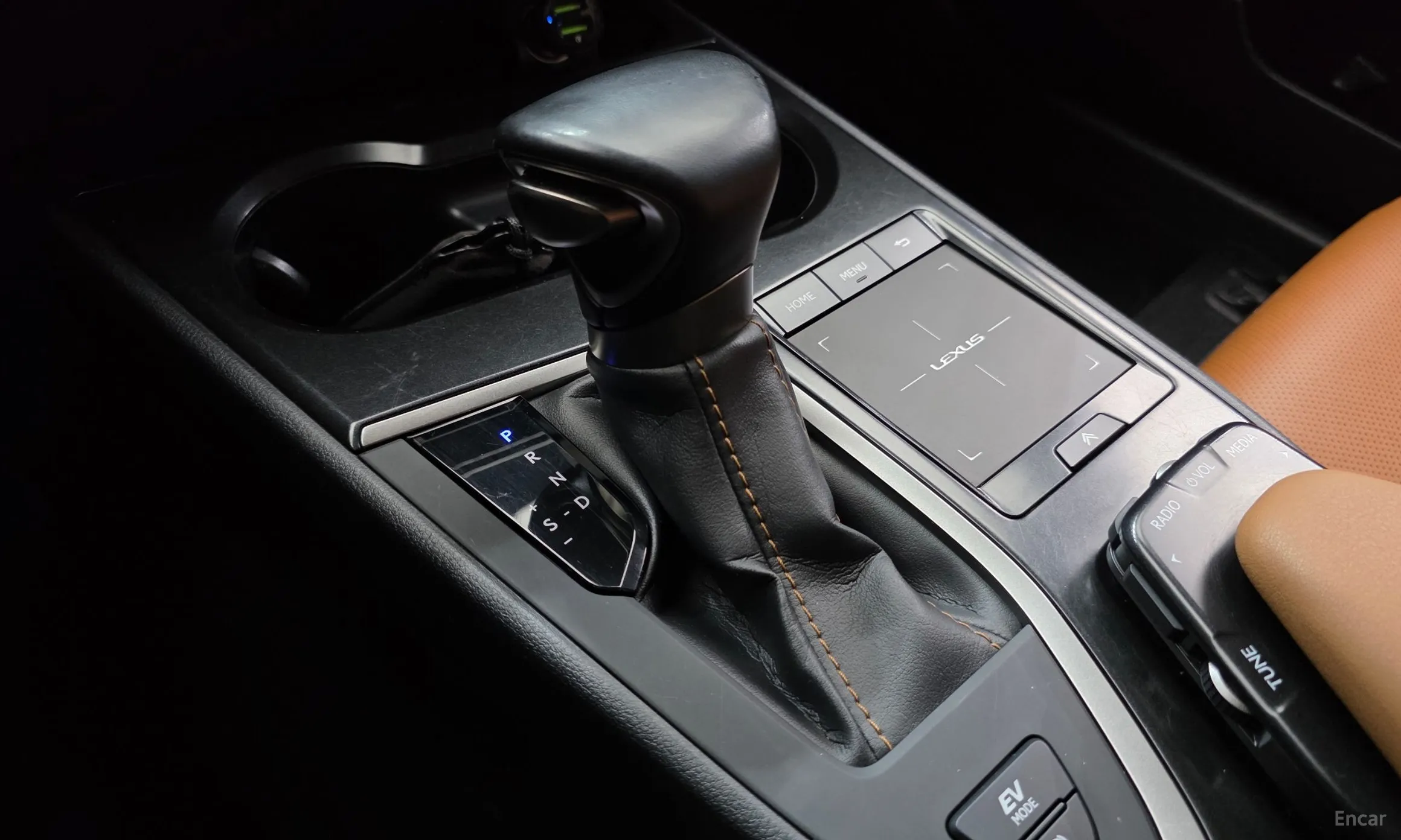 Lexus UX250h превью 9