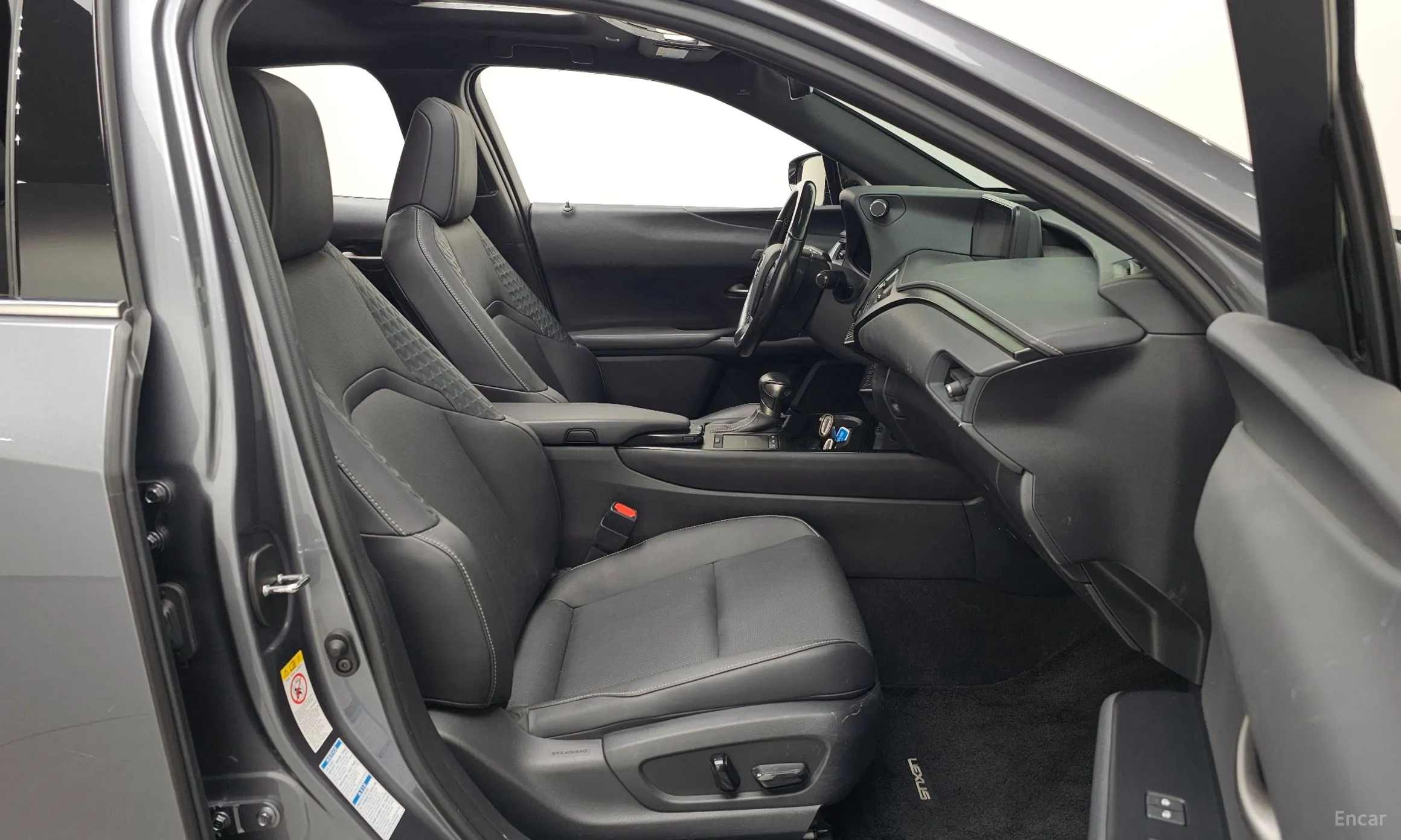 Lexus UX250h превью 11