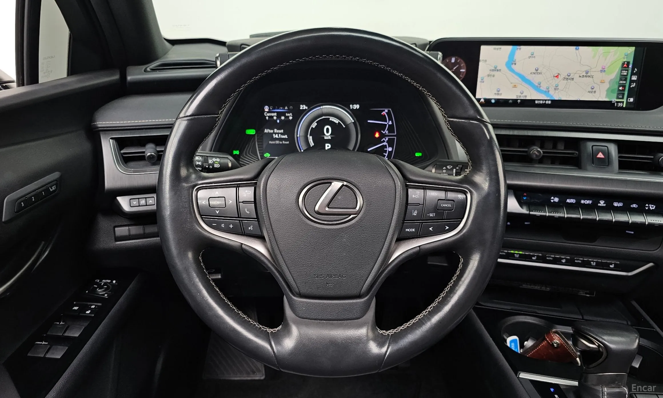 Lexus UX250h превью 13