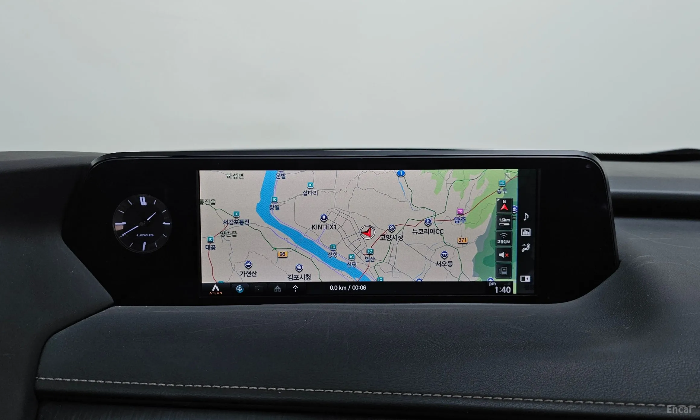Lexus UX250h превью 14
