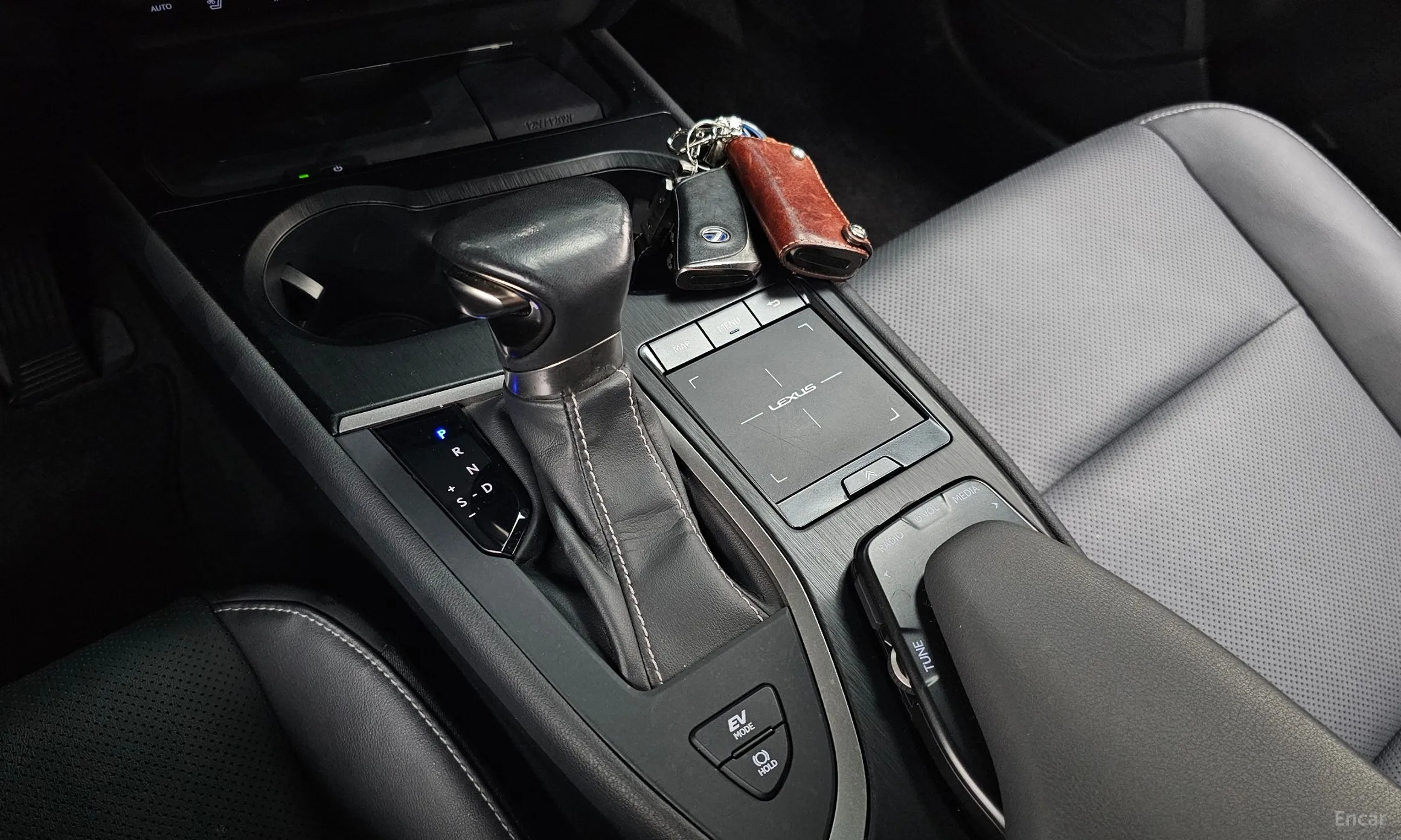 Lexus UX250h превью 9