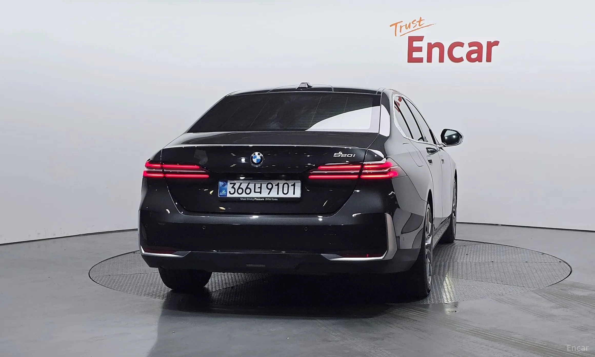 BMW 5 Series (G60) превью 4