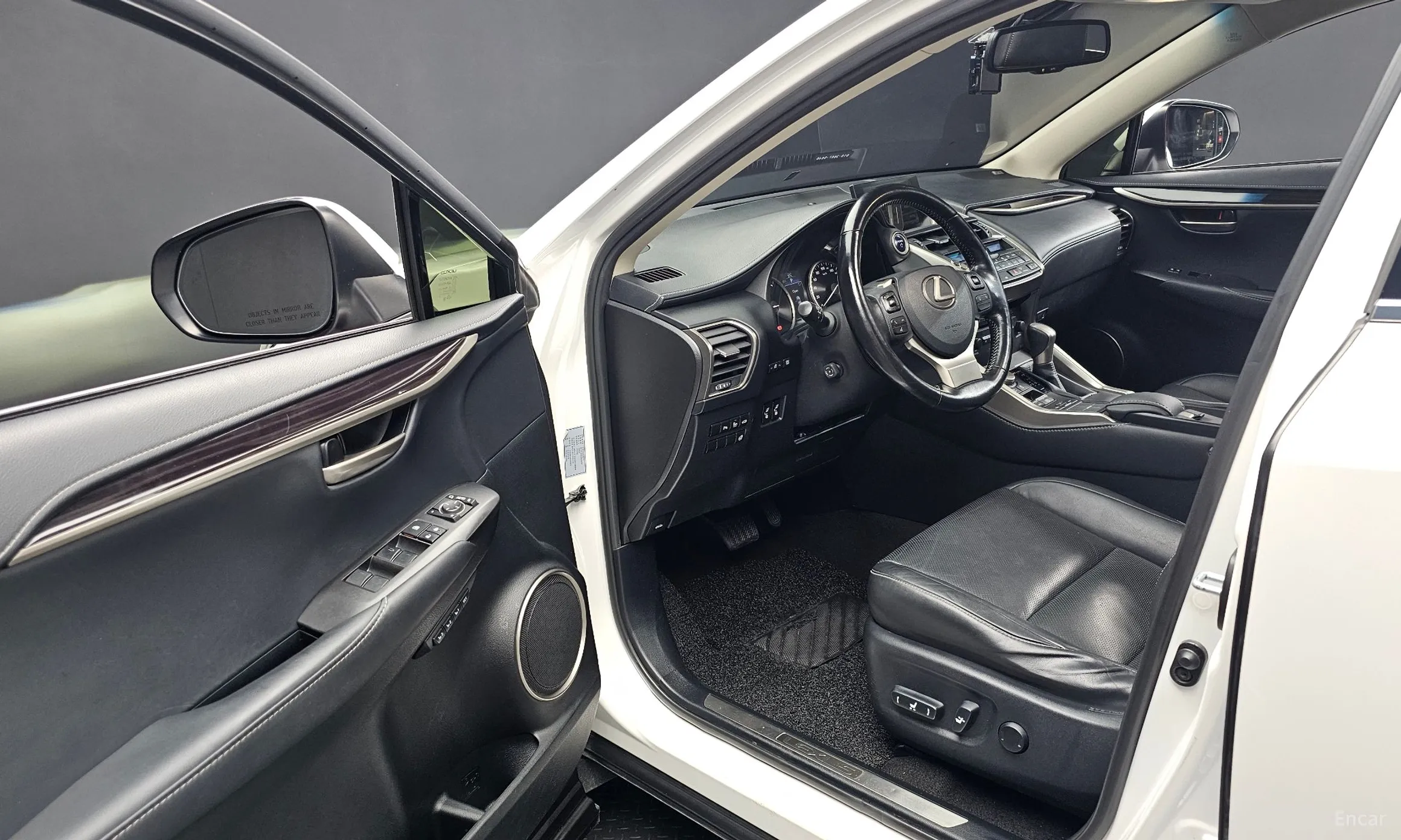 Lexus NX300h превью 10
