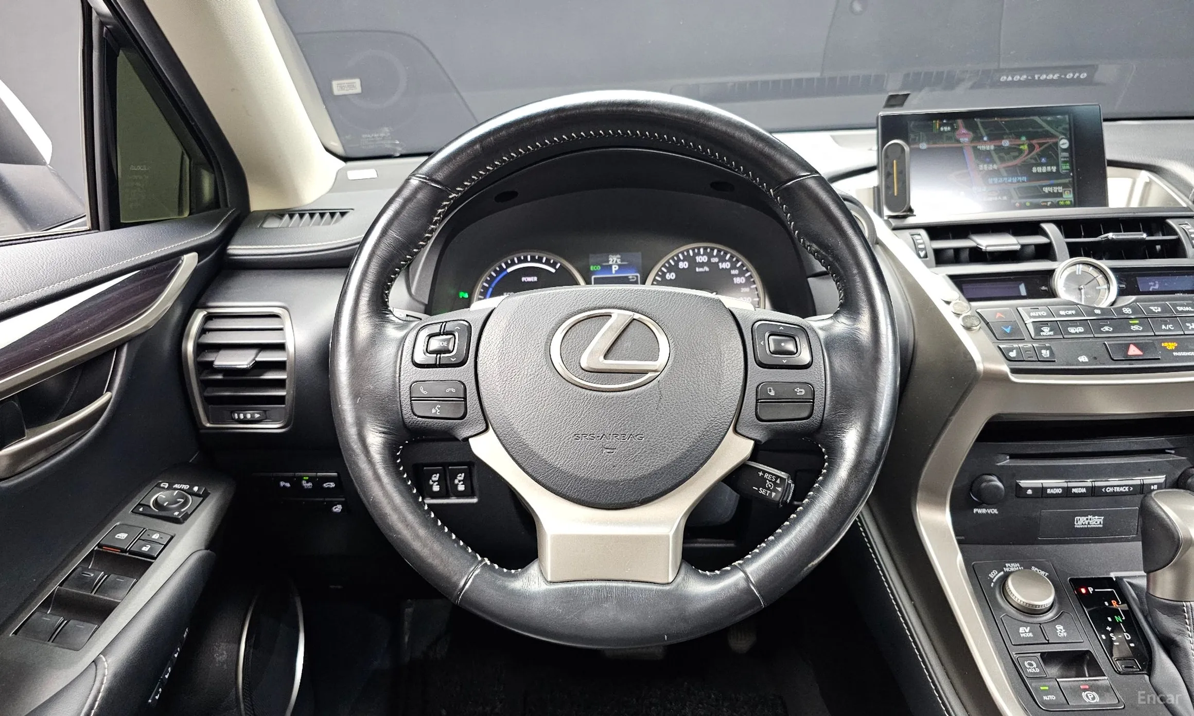 Lexus NX300h превью 12