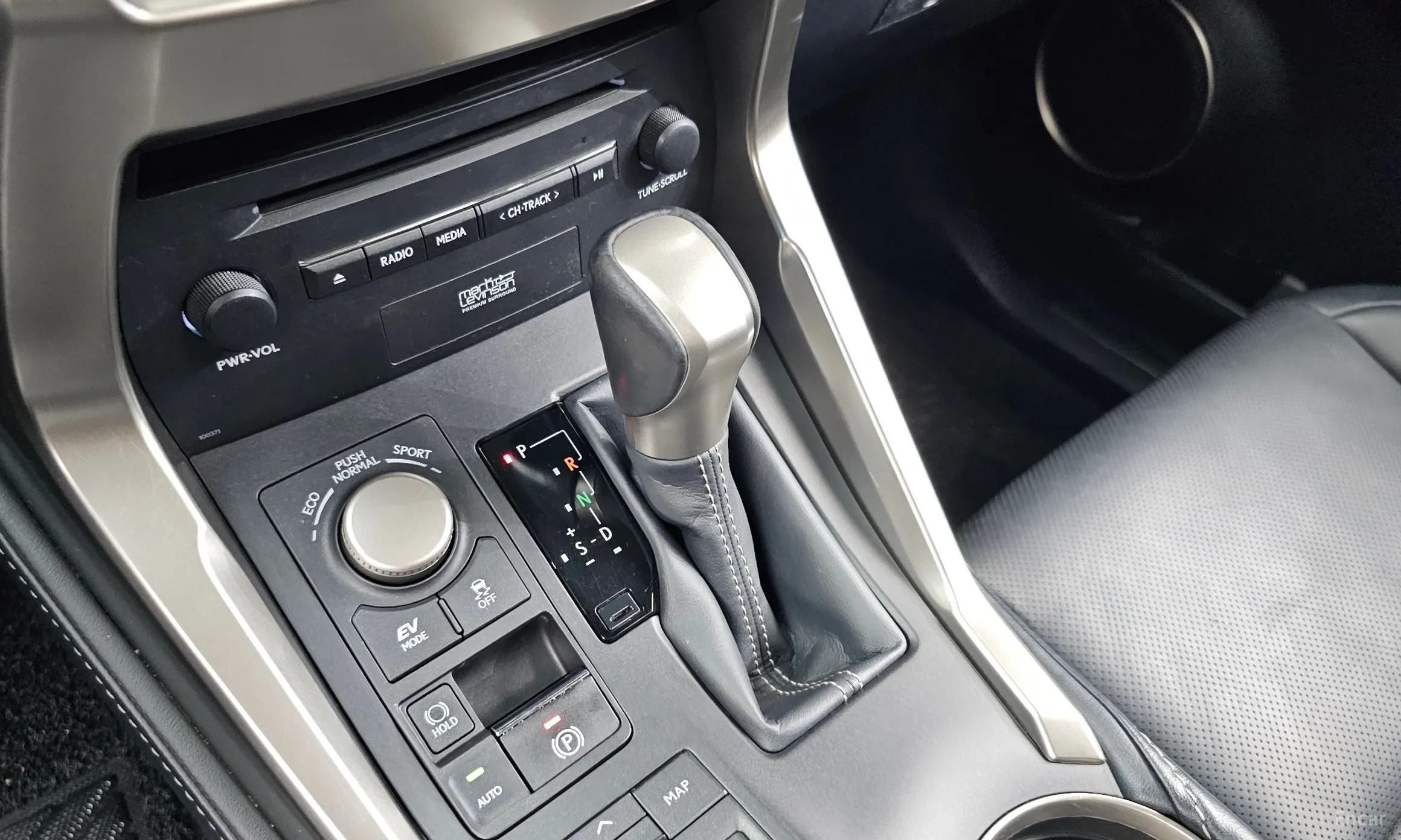 Lexus NX300h превью 9