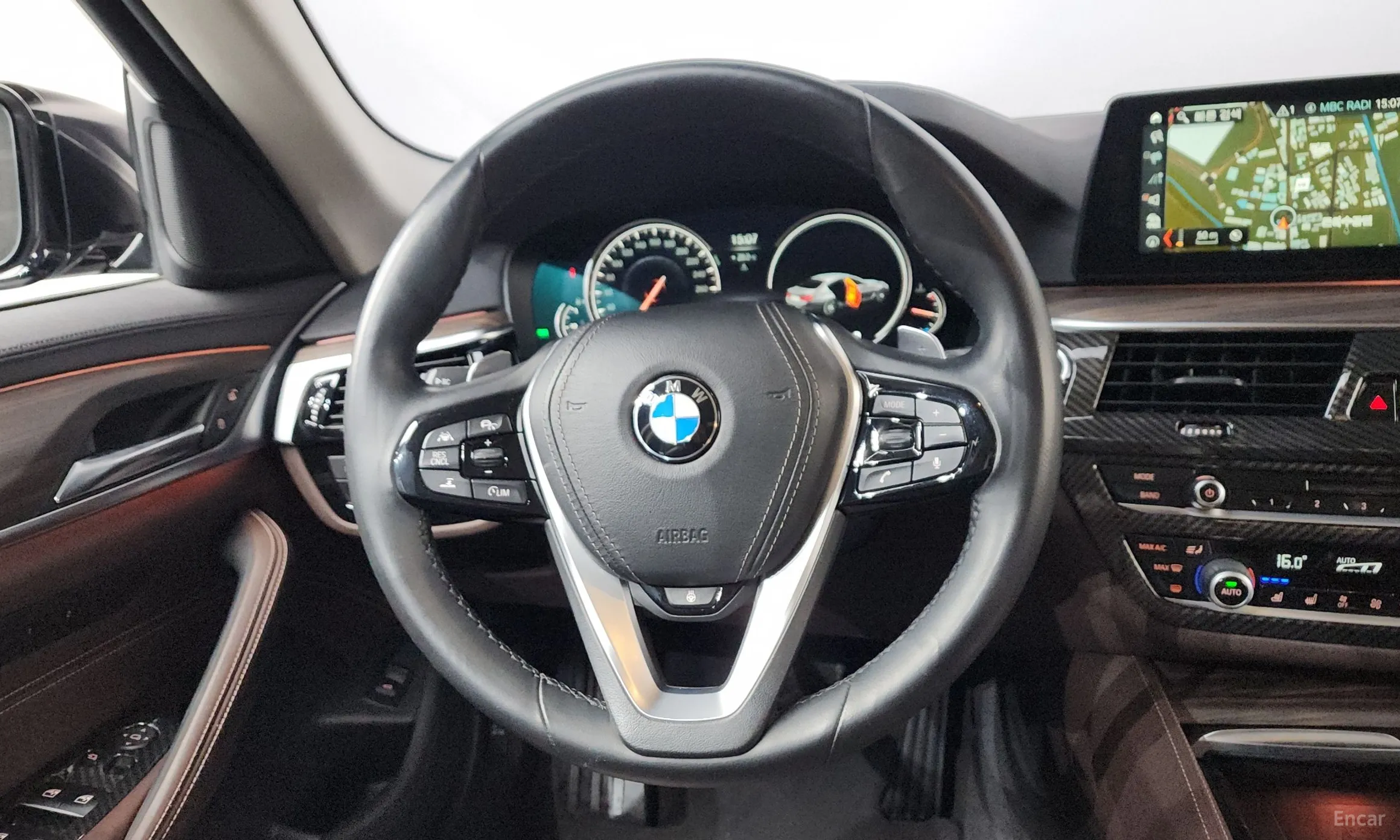 BMW 5 Series (G30) превью 13