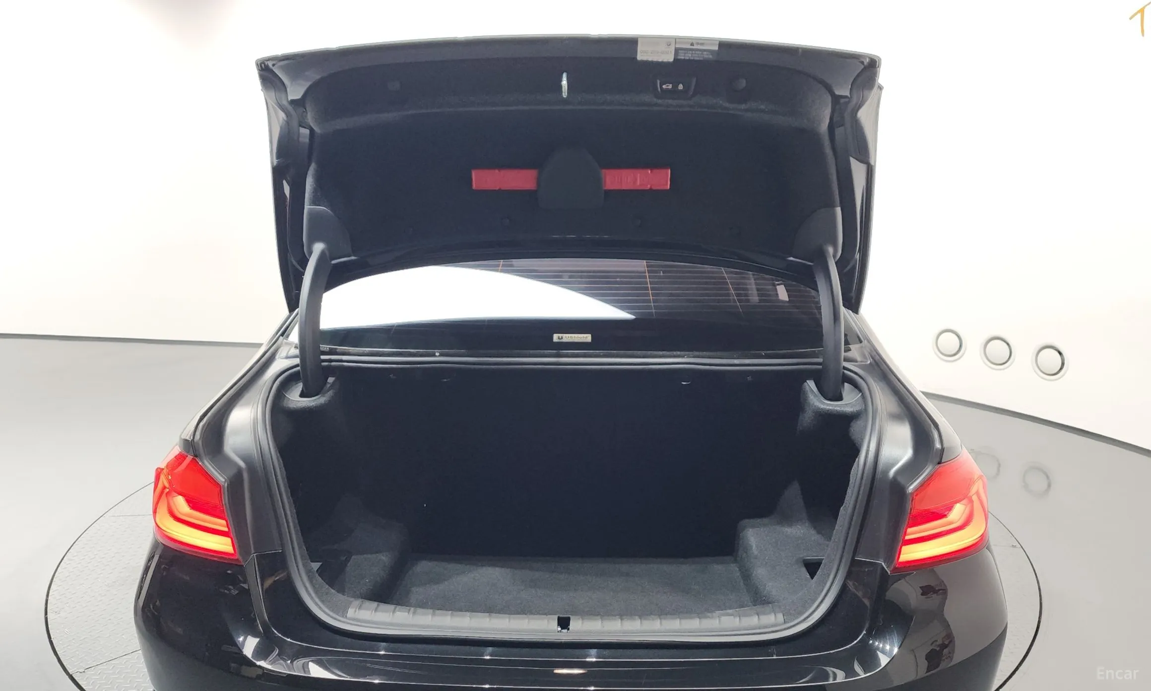 BMW 5 Series (G30) превью 19