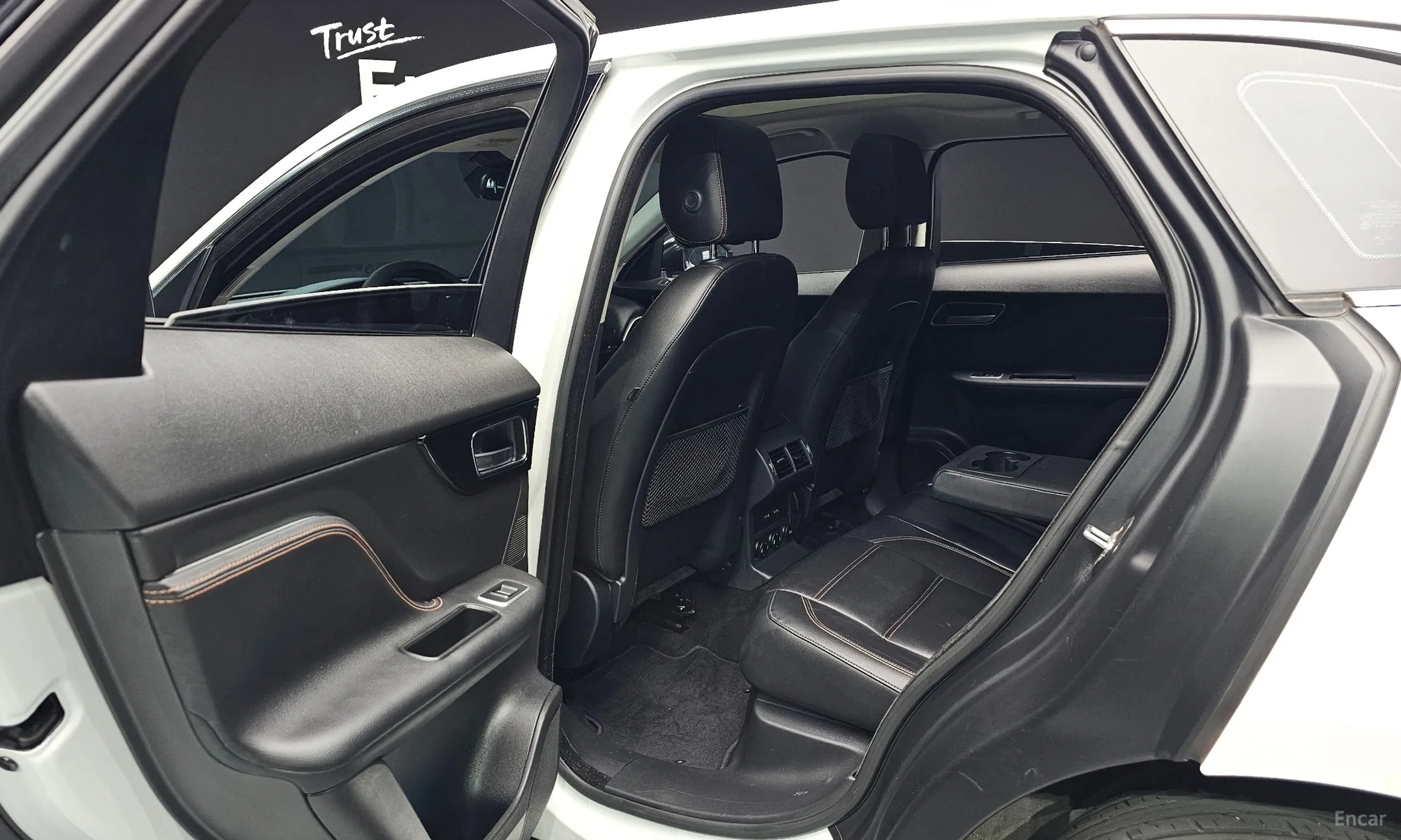 Jaguar F-PACE превью 11