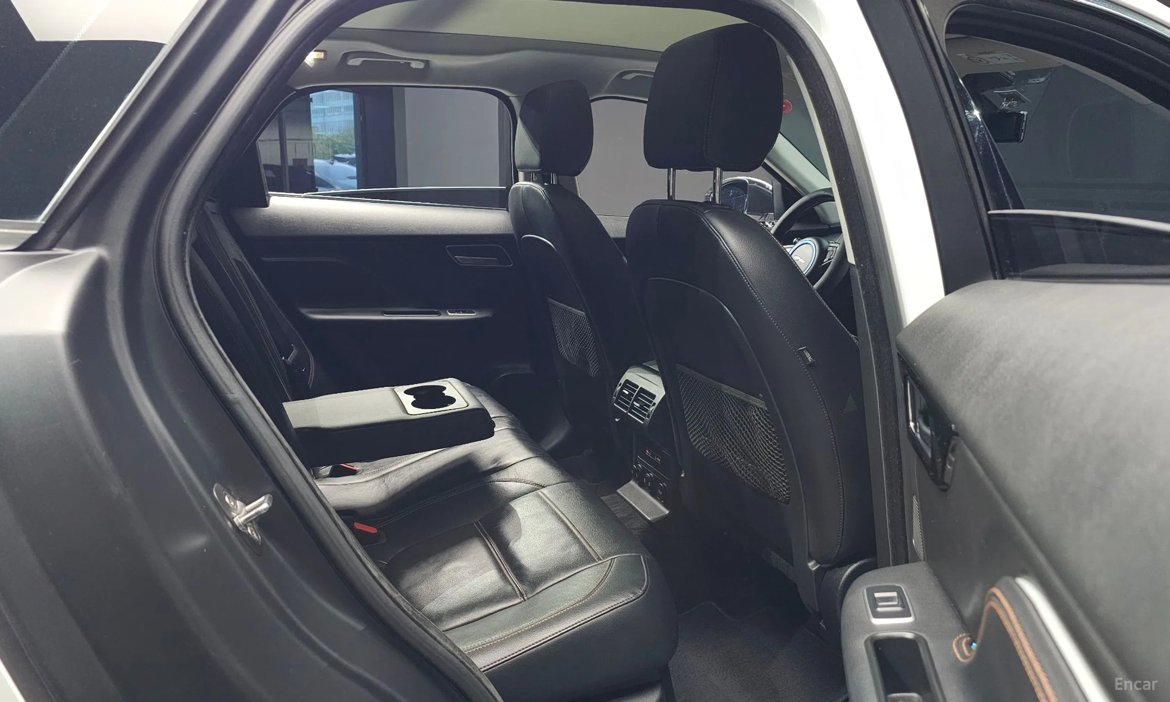 Jaguar F-PACE превью 12