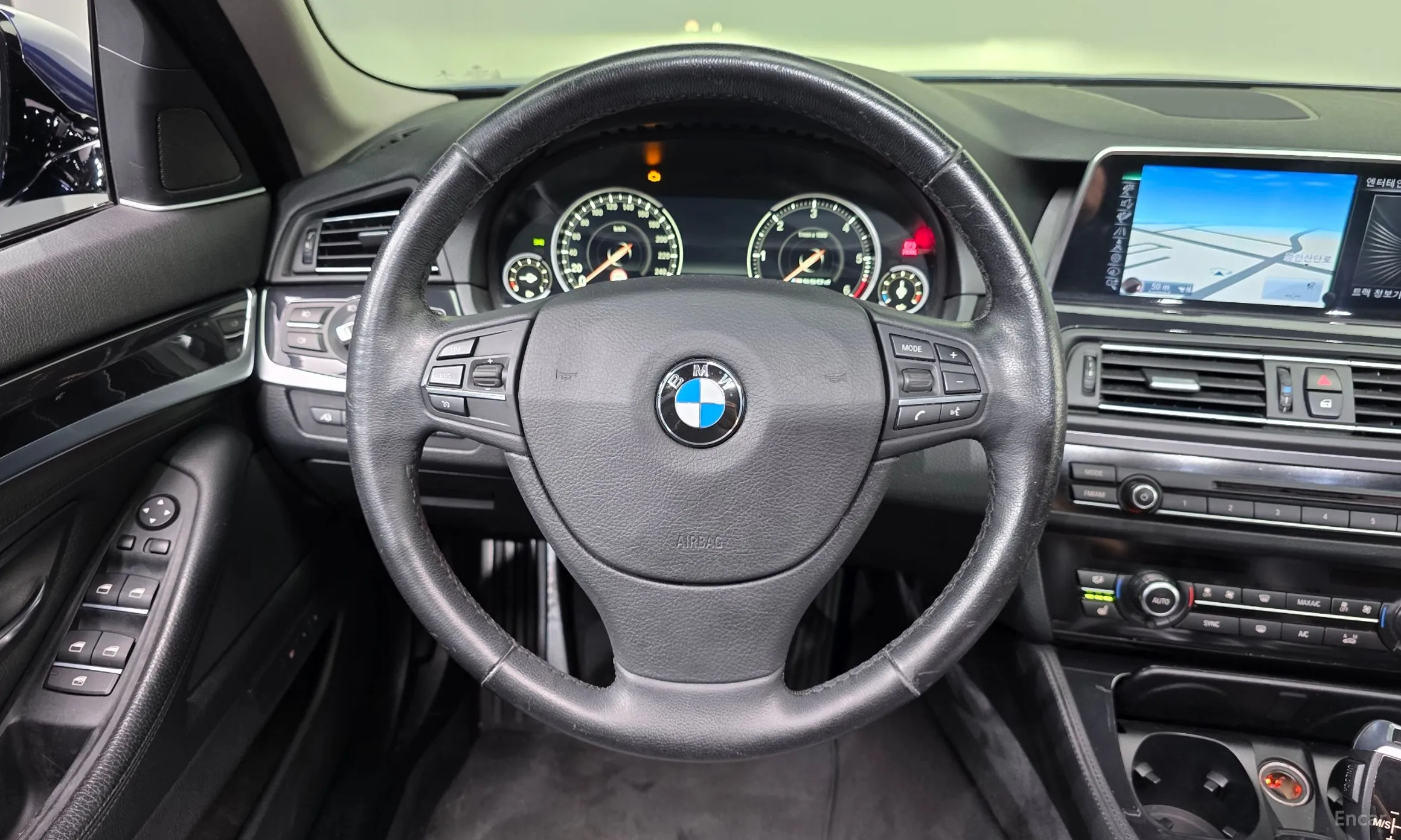BMW 5 Series (F10) превью 13