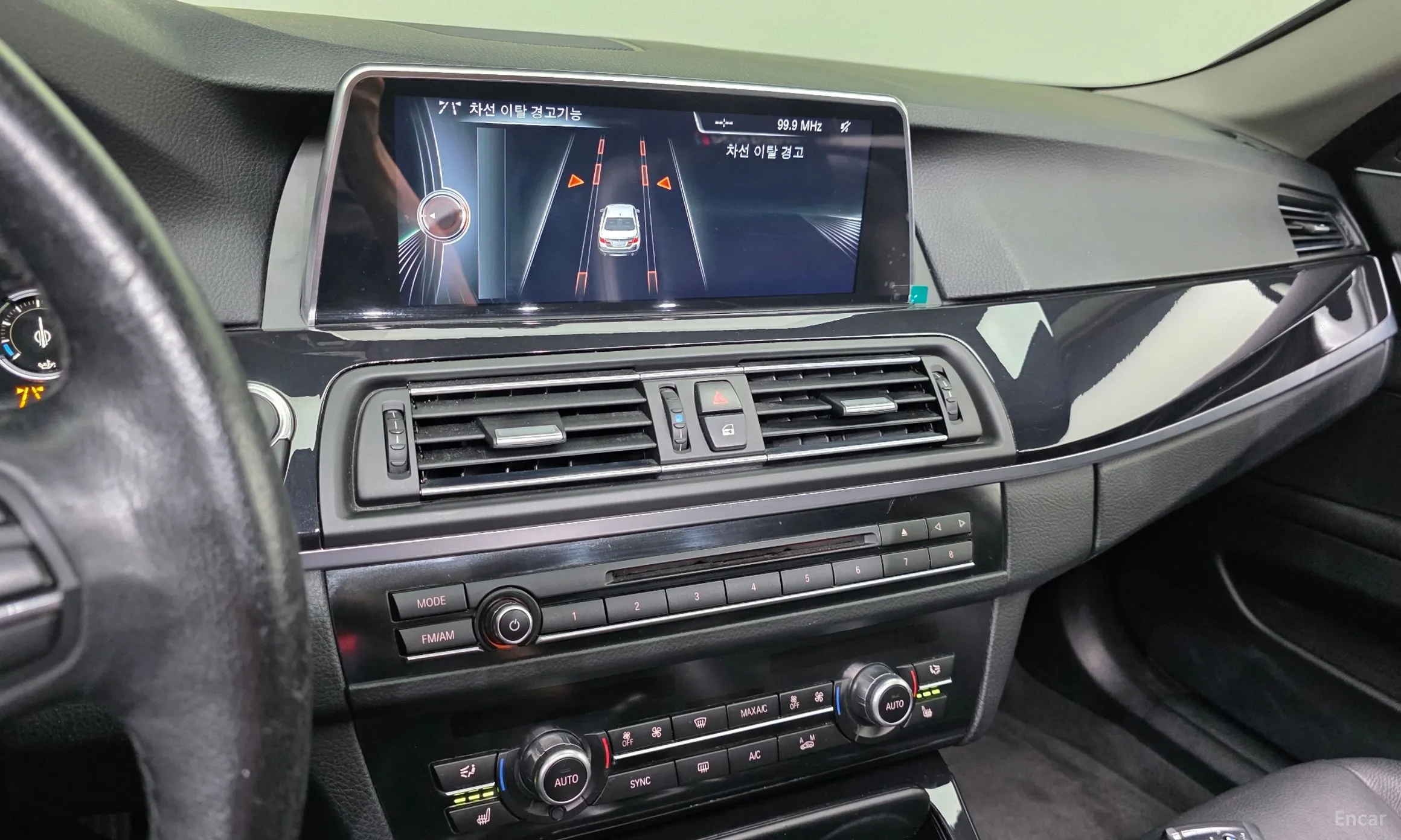 BMW 5 Series (F10) превью 14