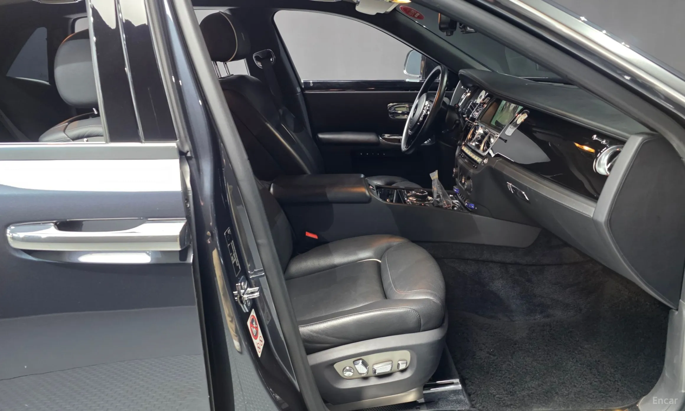 Rolls-Royce Ghost превью 11