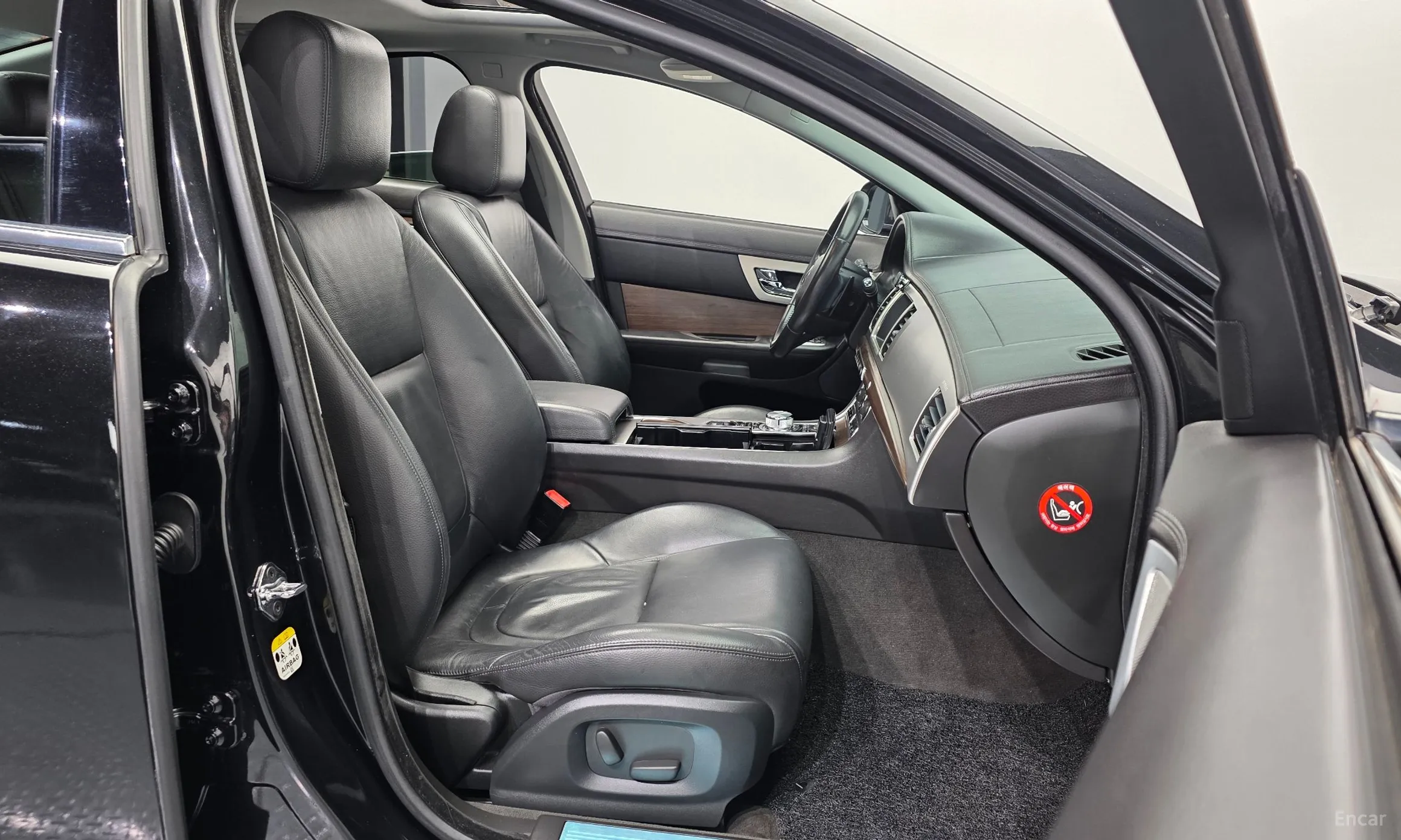 Jaguar New XF превью 11