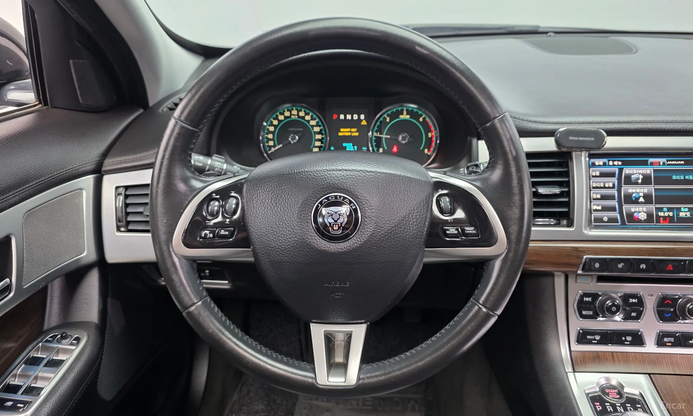Jaguar New XF превью 13