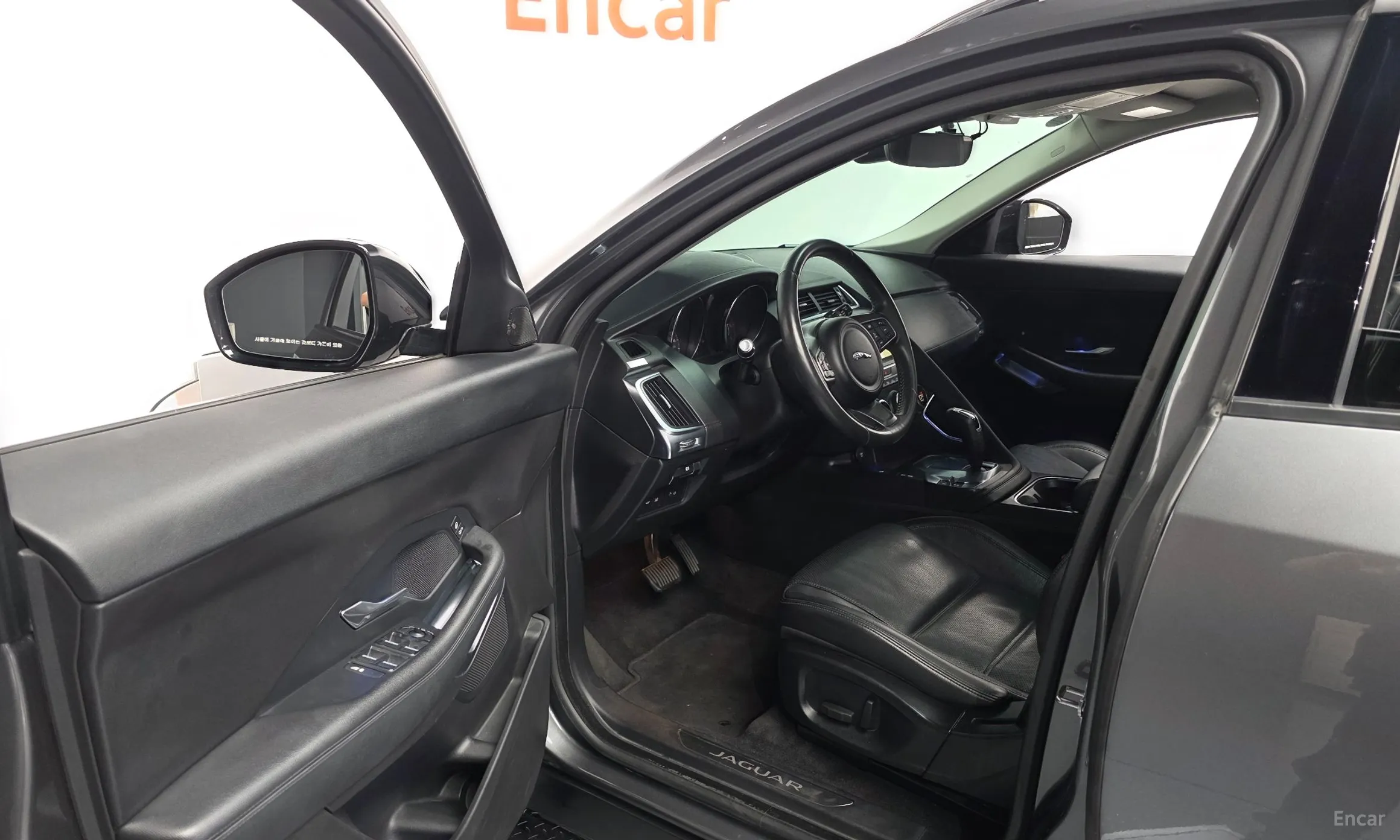 Jaguar E-PACE превью 10