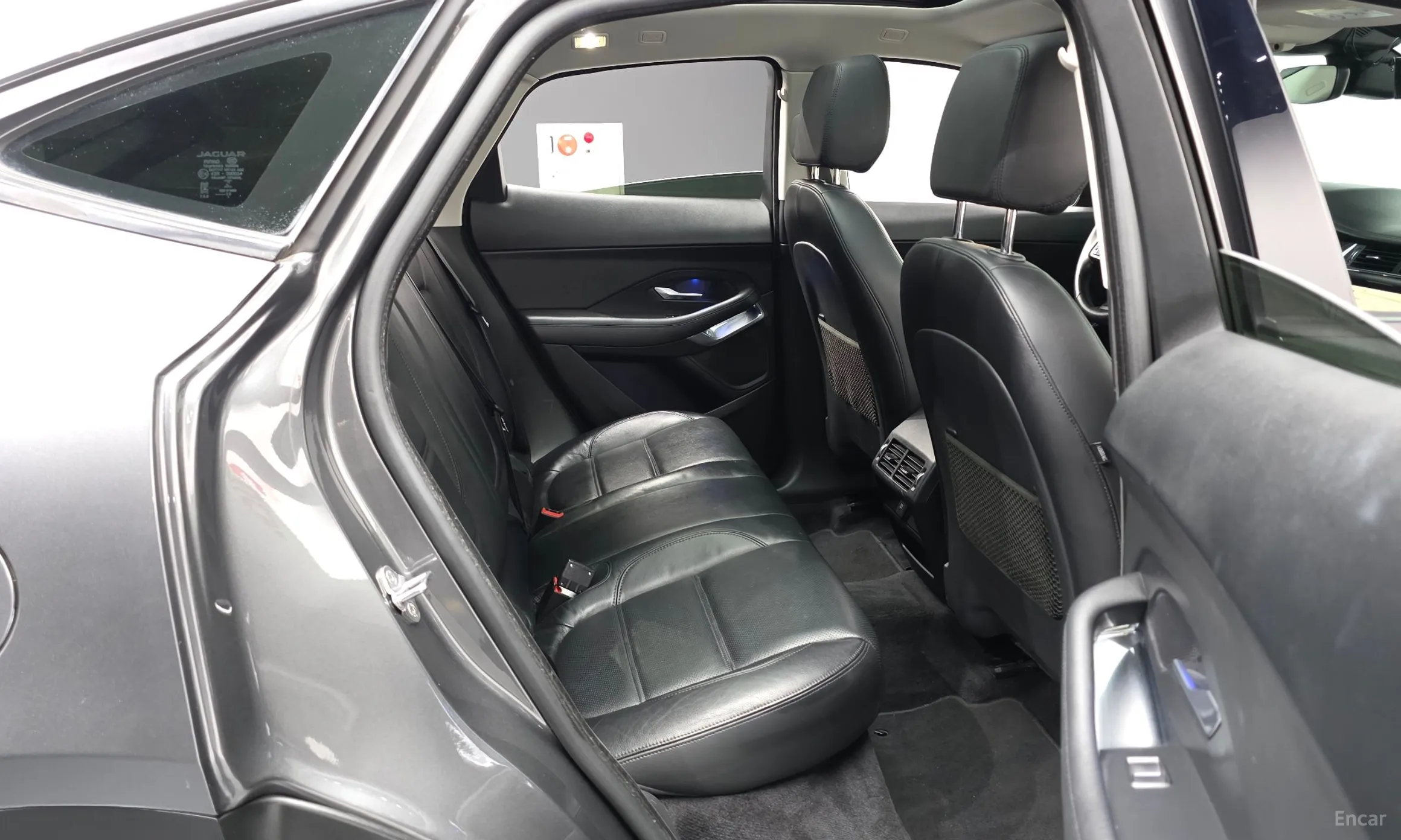 Jaguar E-PACE превью 12