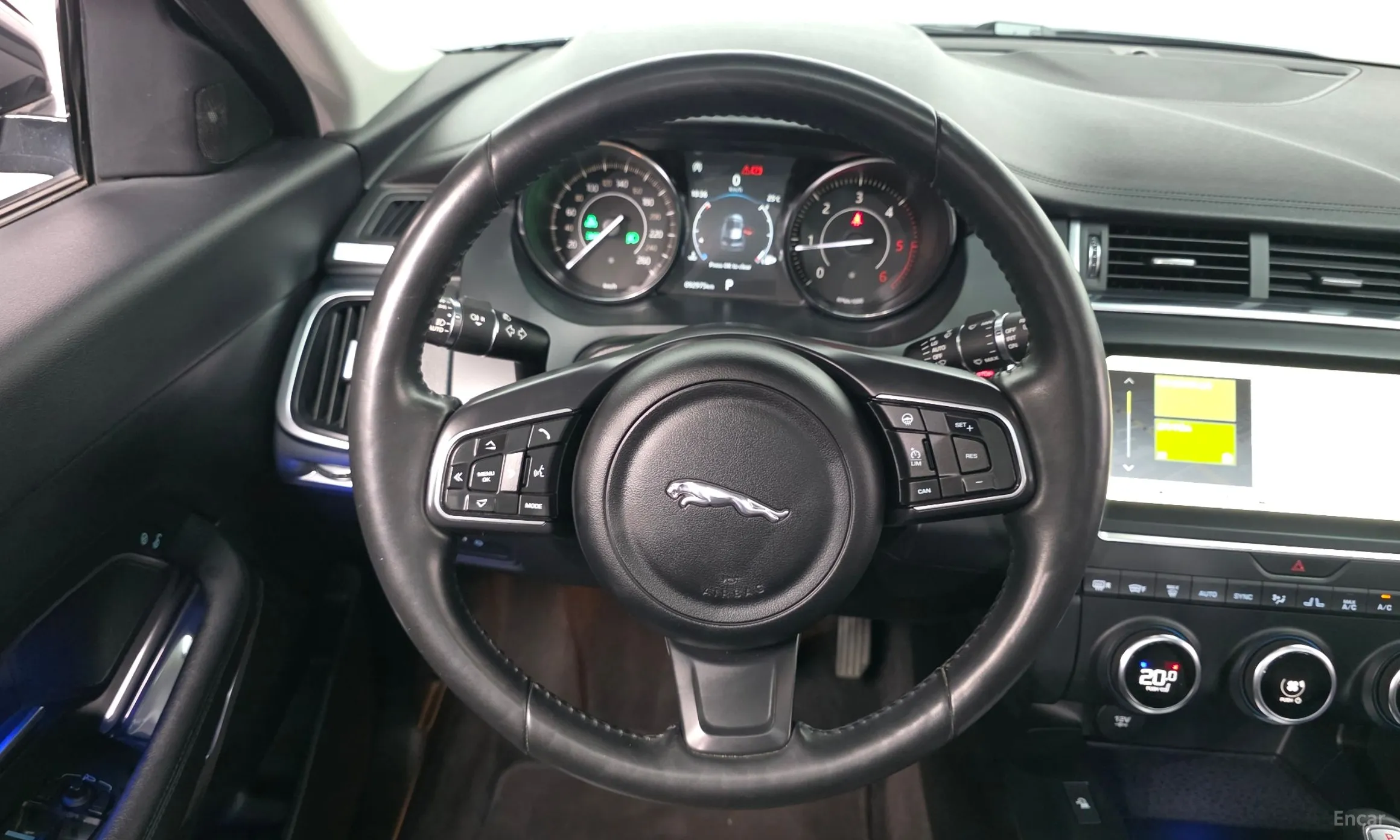 Jaguar E-PACE превью 13