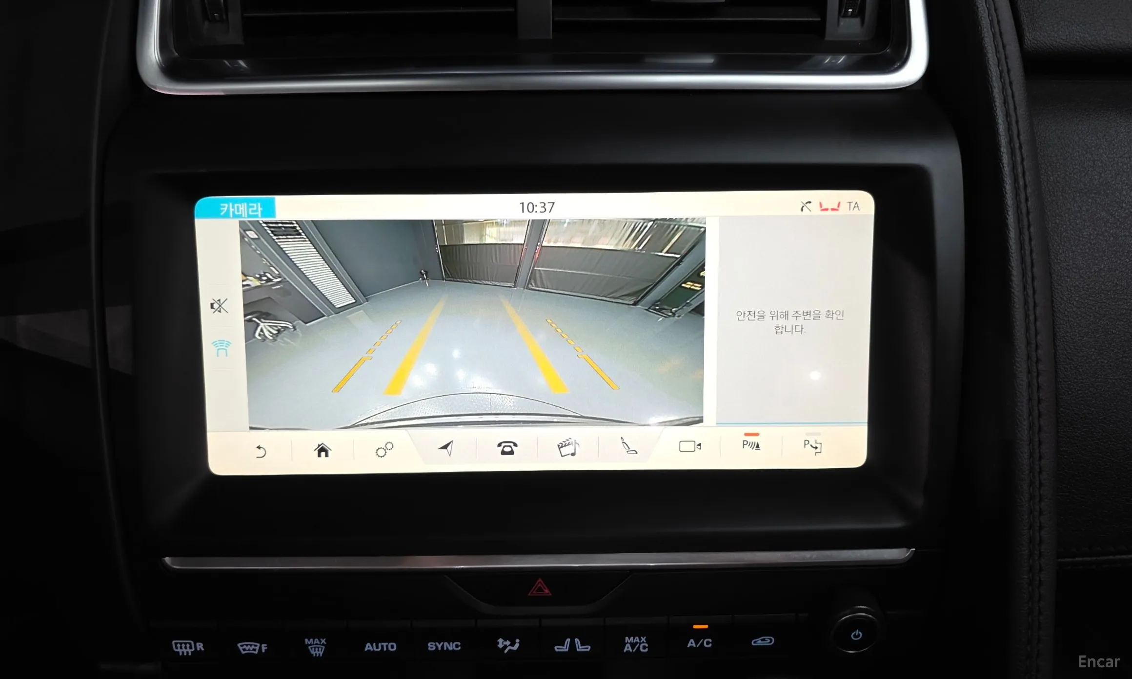 Jaguar E-PACE превью 15