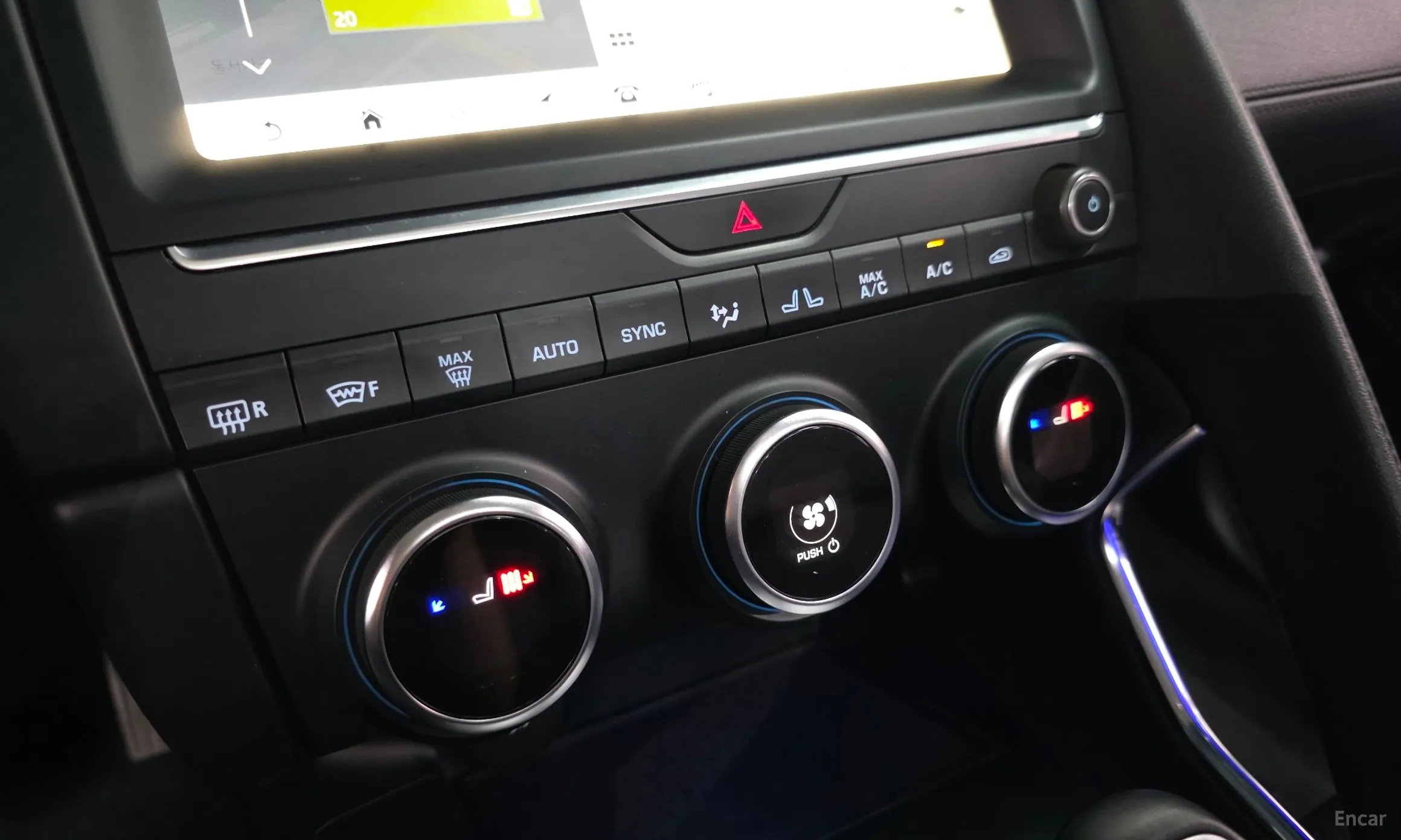 Jaguar E-PACE превью 16