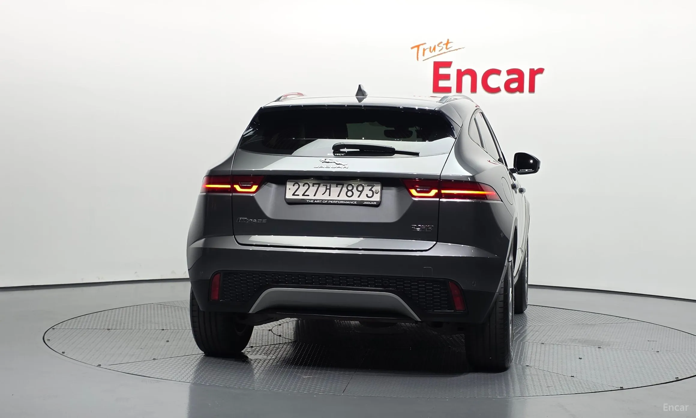 Jaguar E-PACE превью 4
