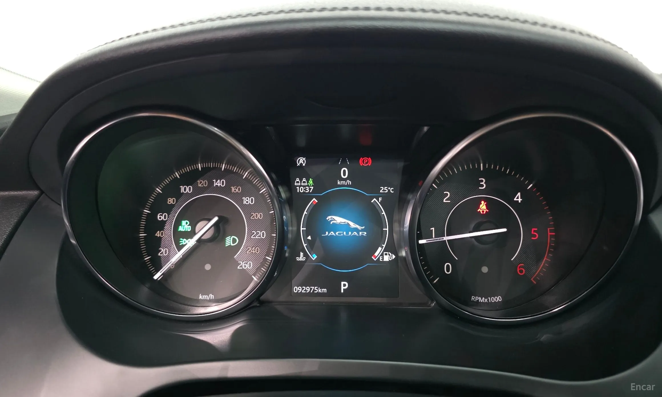 Jaguar E-PACE превью 8