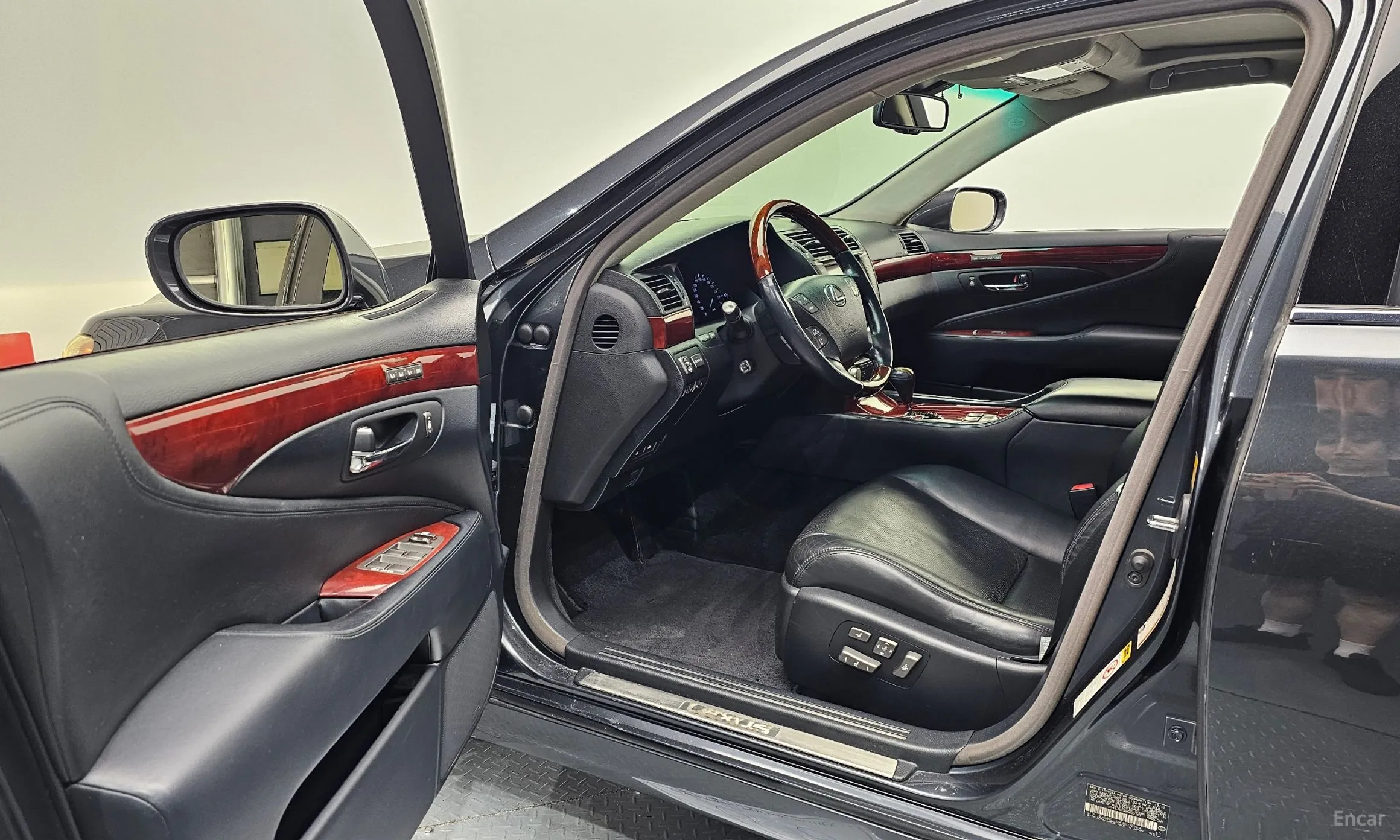 Lexus LS460L превью 10