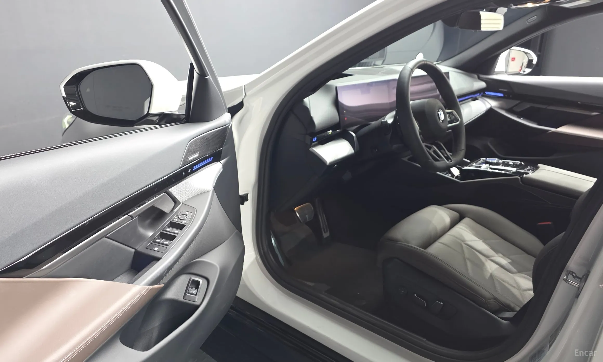 BMW 5 Series (G60) превью 10