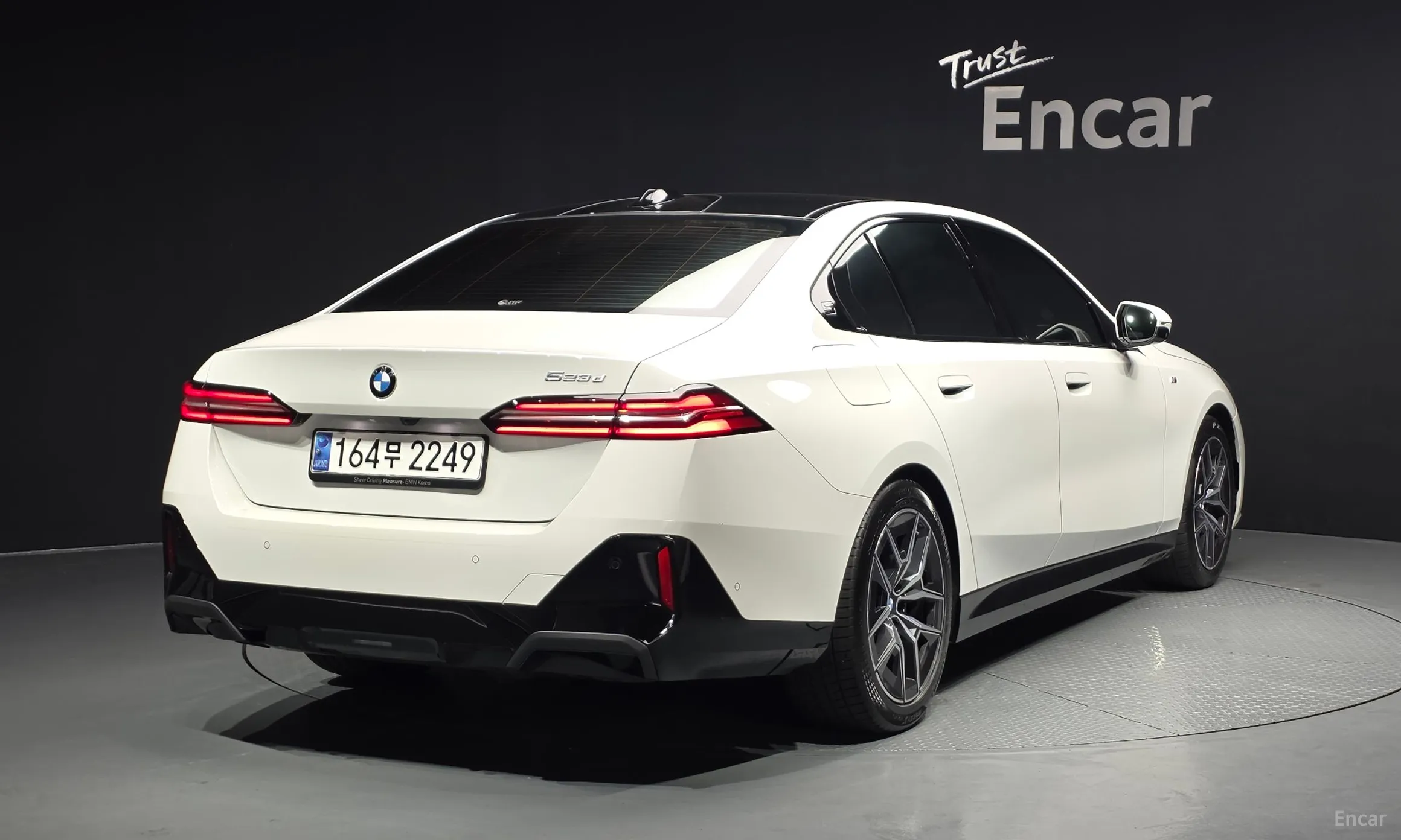 BMW 5 Series (G60) превью 2