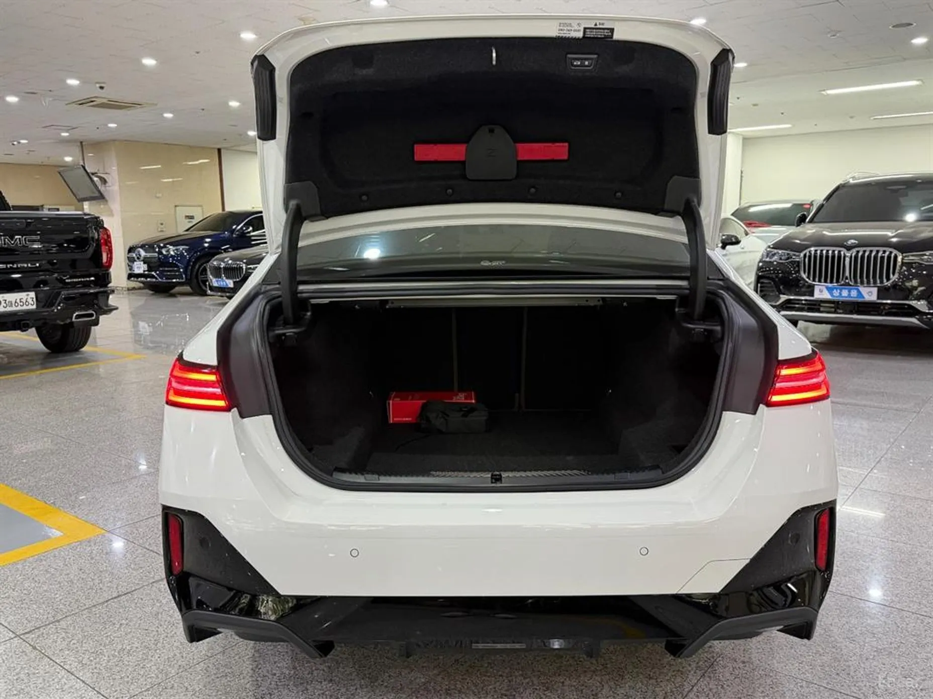 BMW 5 Series (G60) превью 19