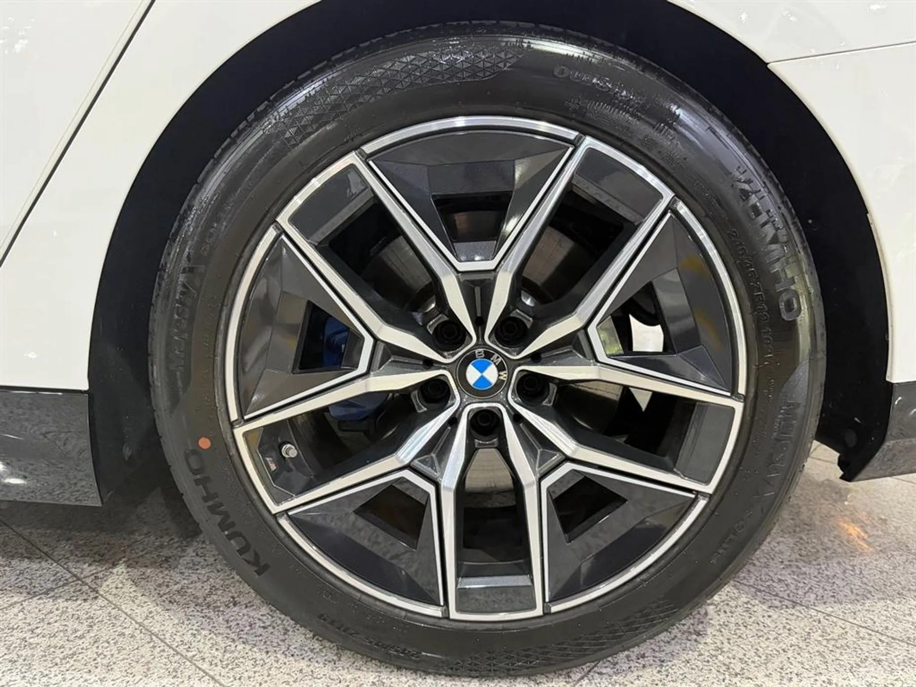 BMW 5 Series (G60) превью 20