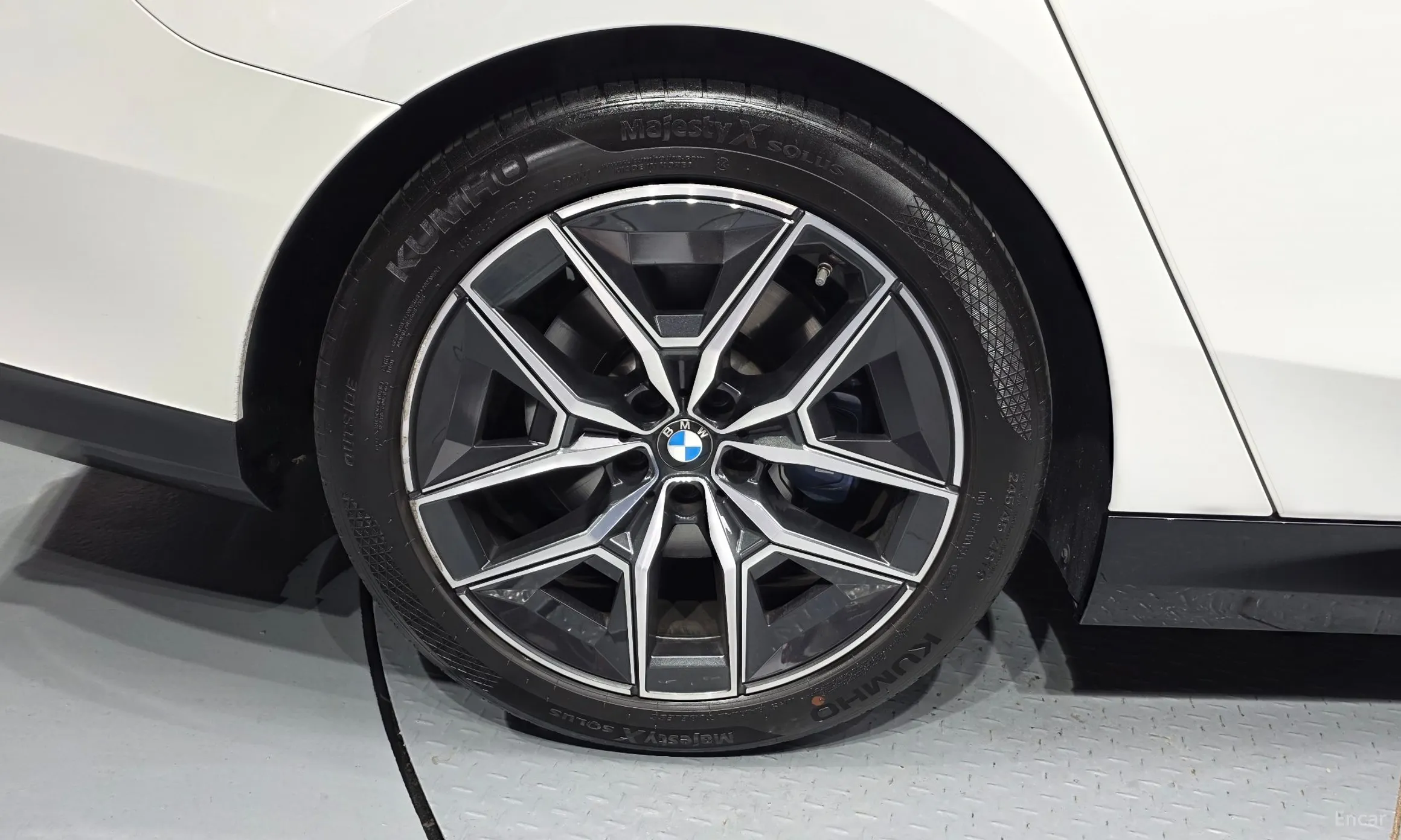 BMW 5 Series (G60) превью 5