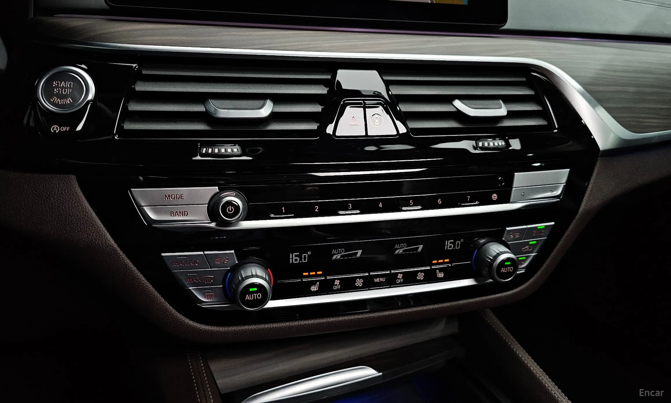 BMW 5 Series (G30) превью 17