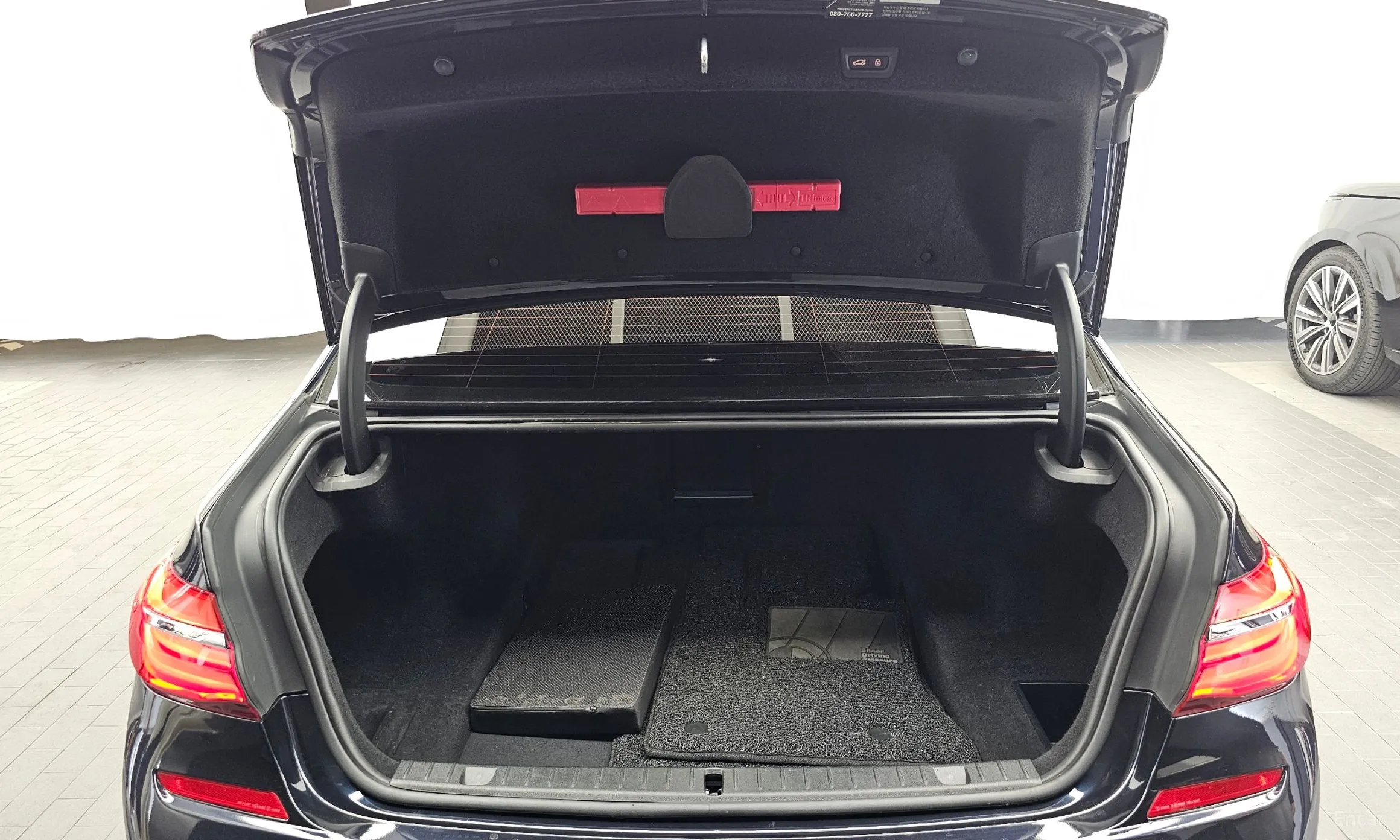 BMW 7 Series (G11) превью 20