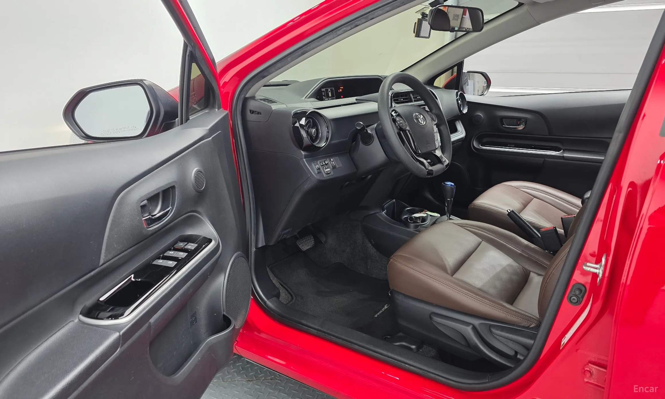 Toyota Prius C превью 10