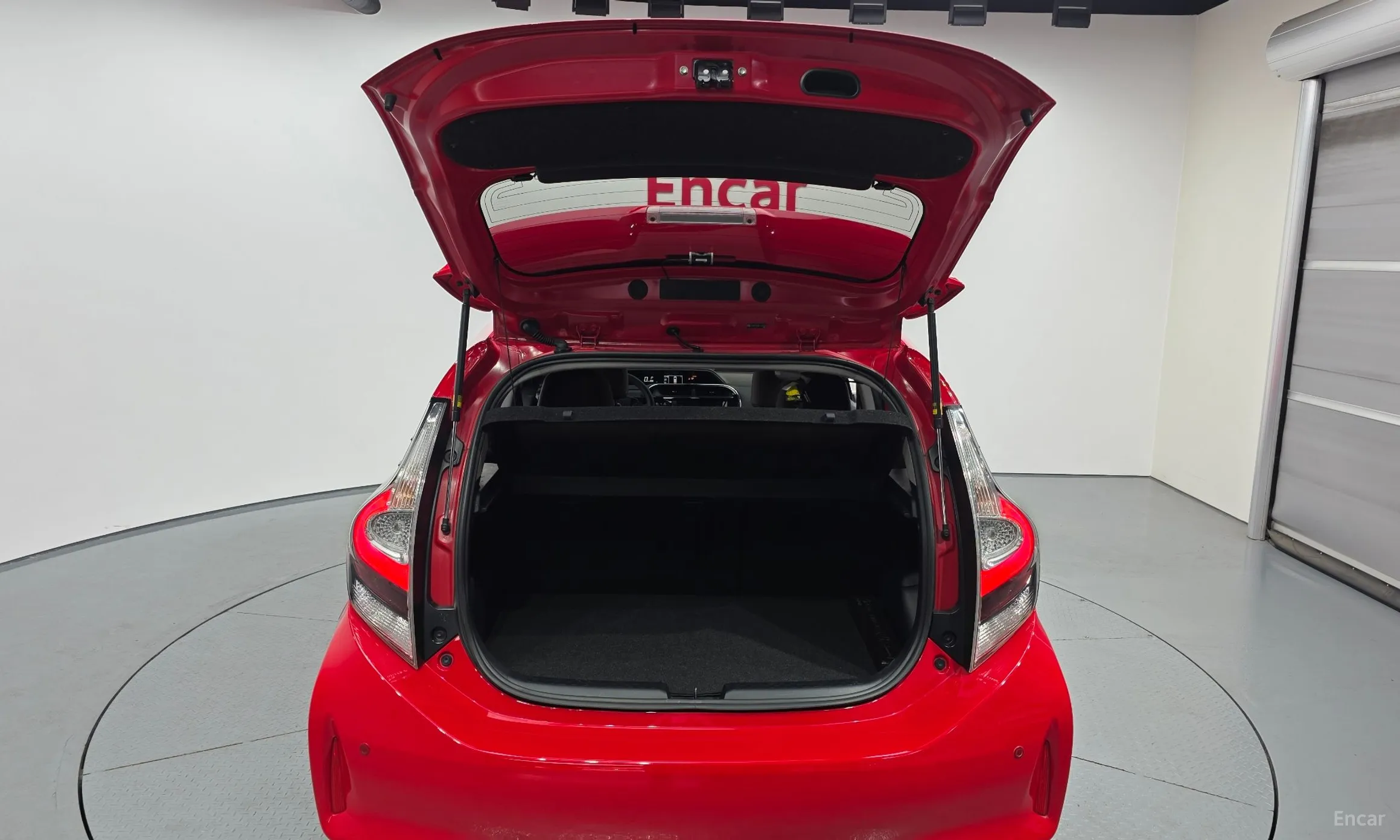 Toyota Prius C превью 20