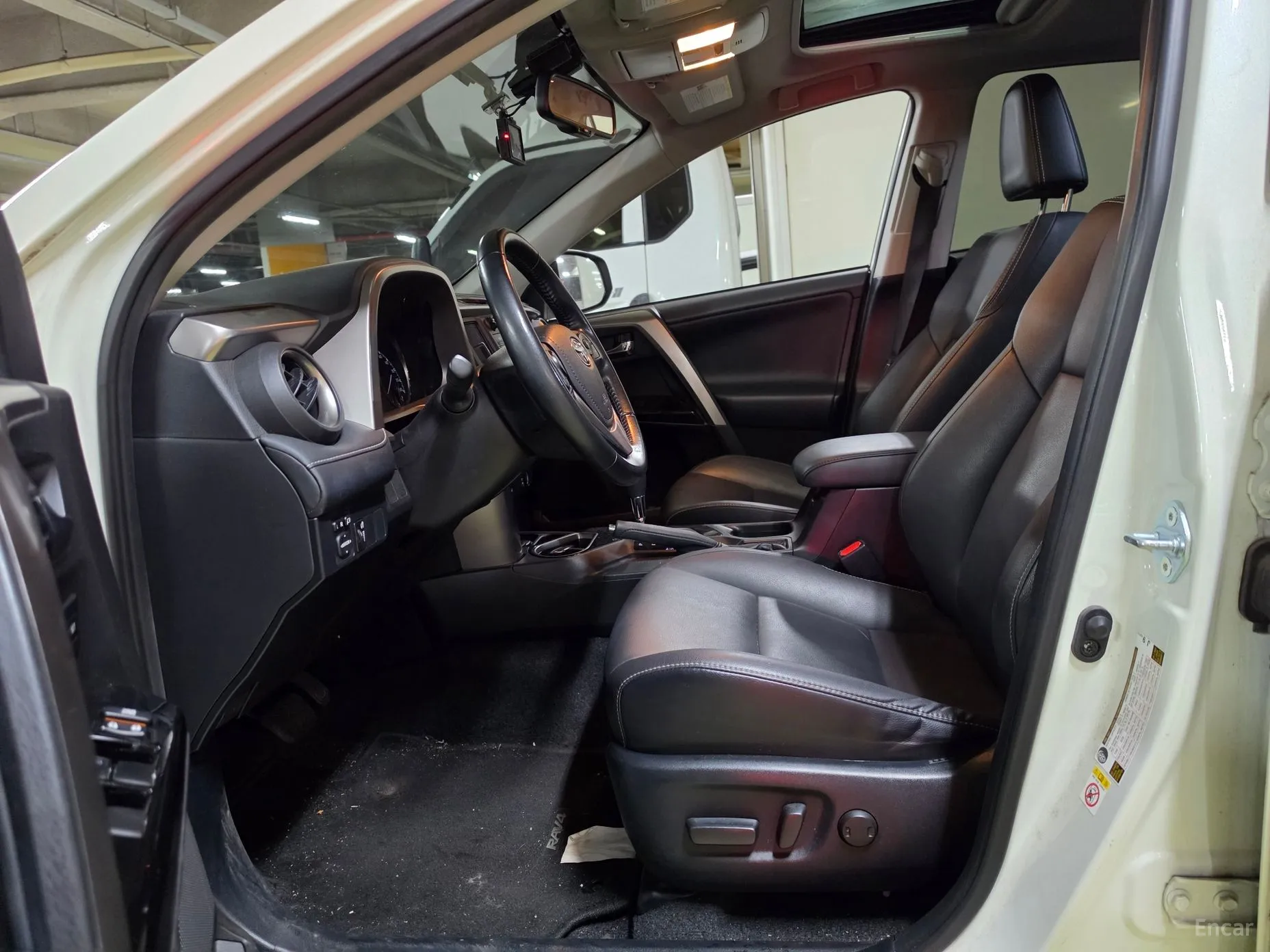 Toyota RAV4 превью 11