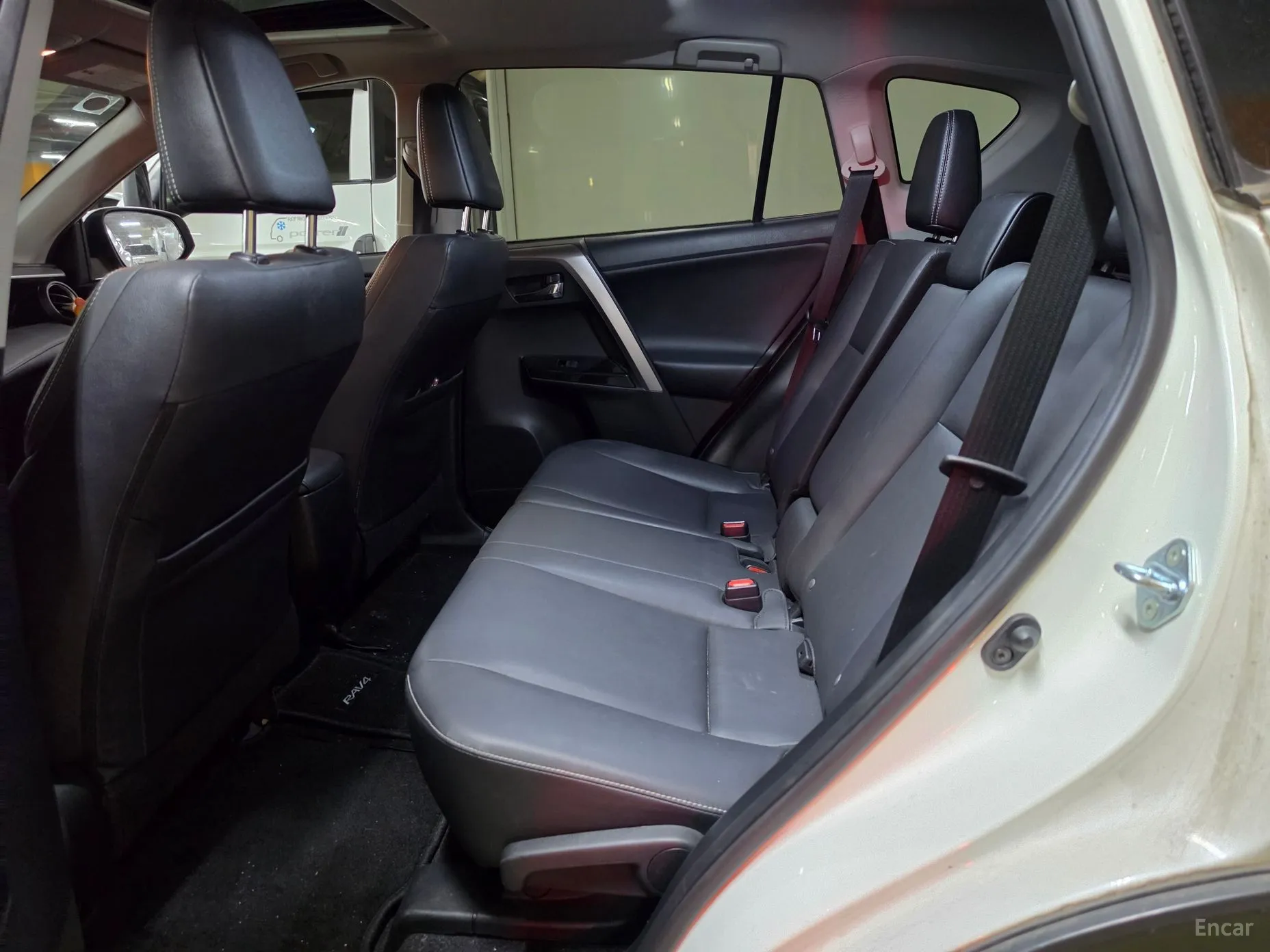 Toyota RAV4 превью 12