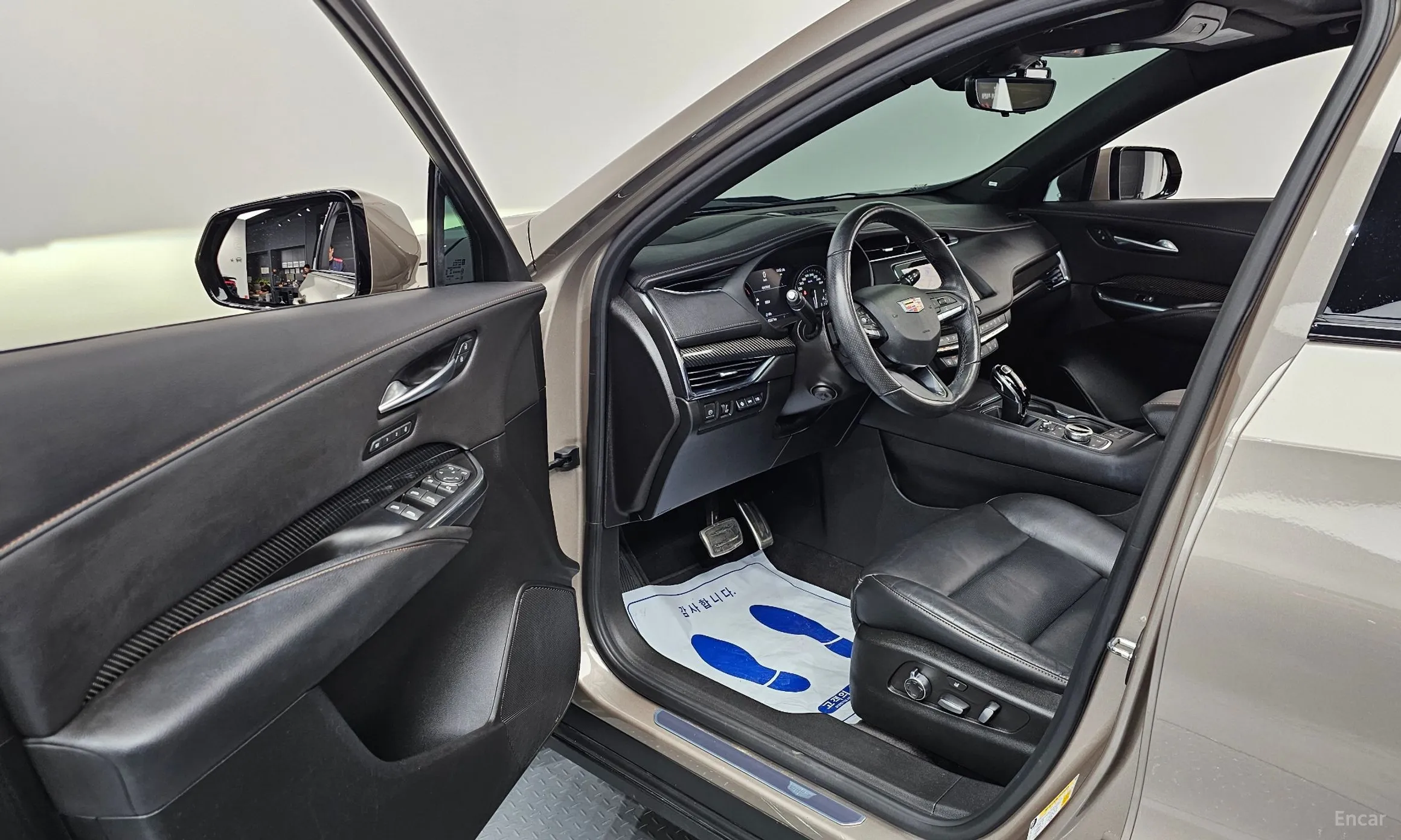 Cadillac XT4 превью 10