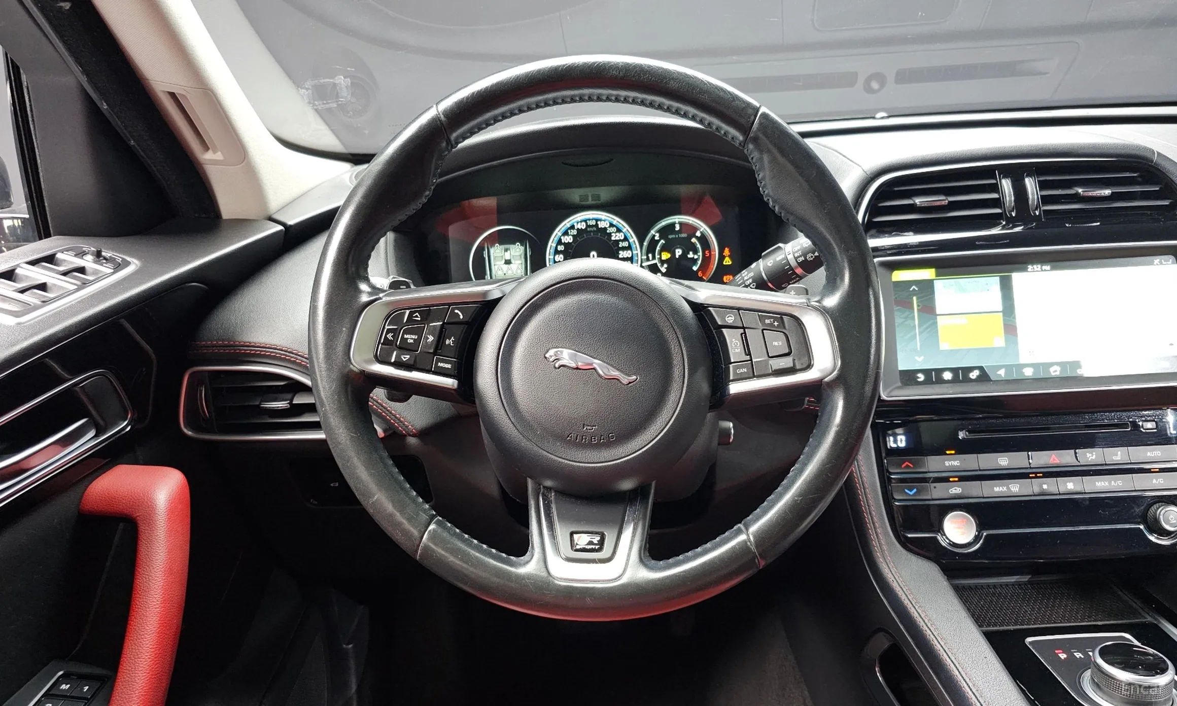 Jaguar F-PACE превью 12