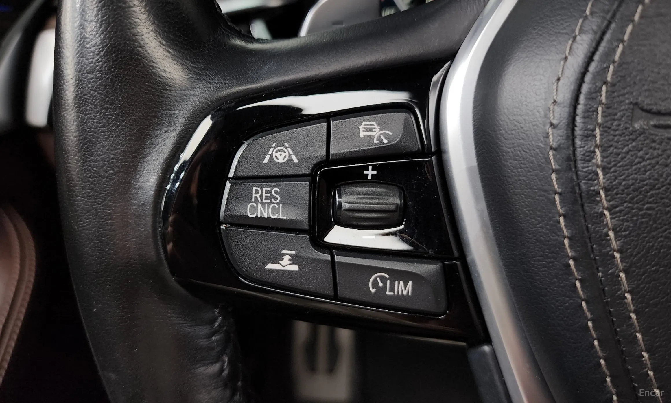 BMW 5 Series (G30) превью 15
