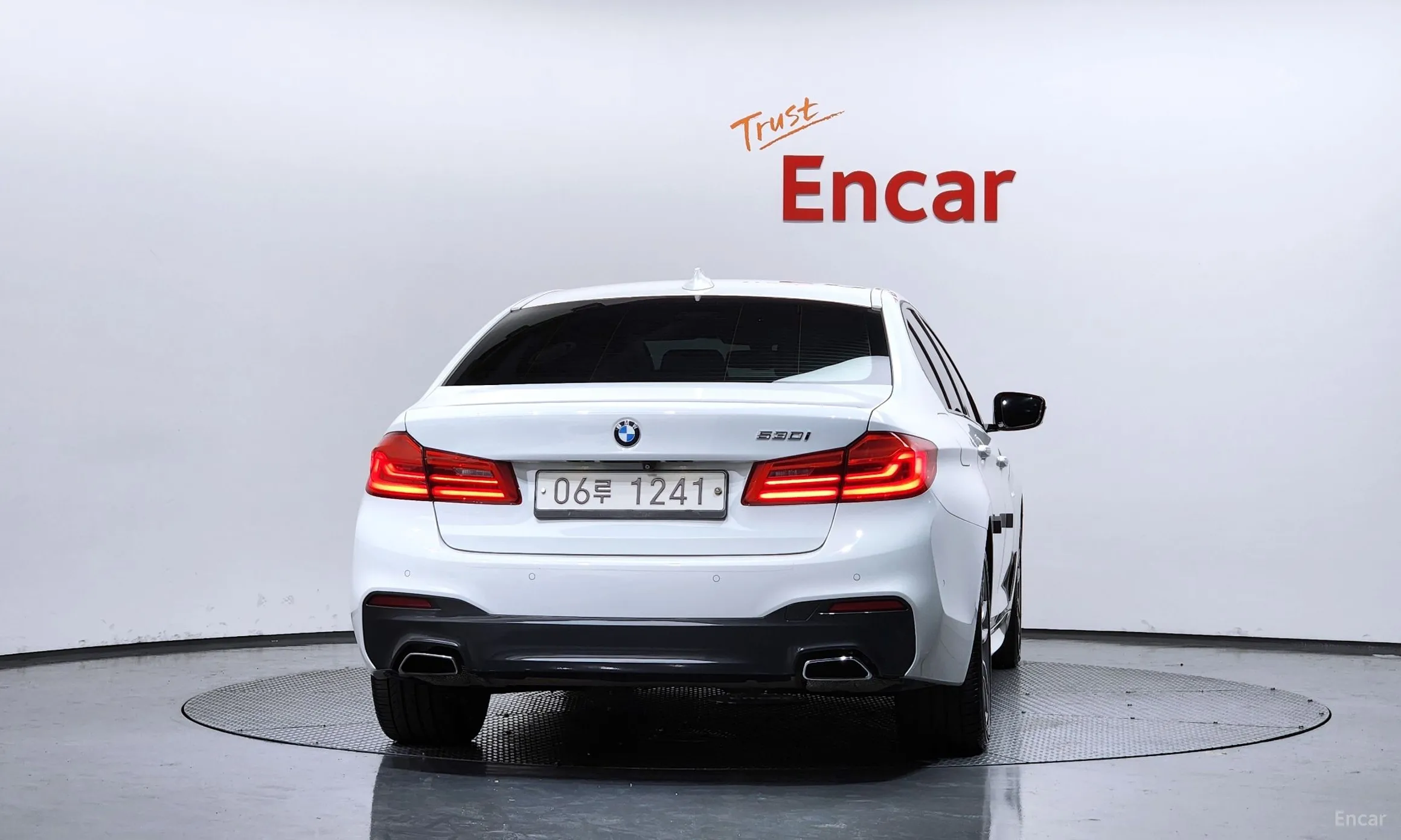 BMW 5 Series (G30) превью 4