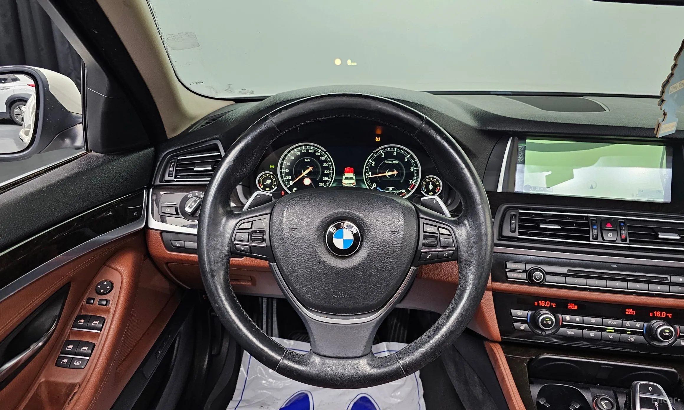 BMW 5 Series (F10) превью 15