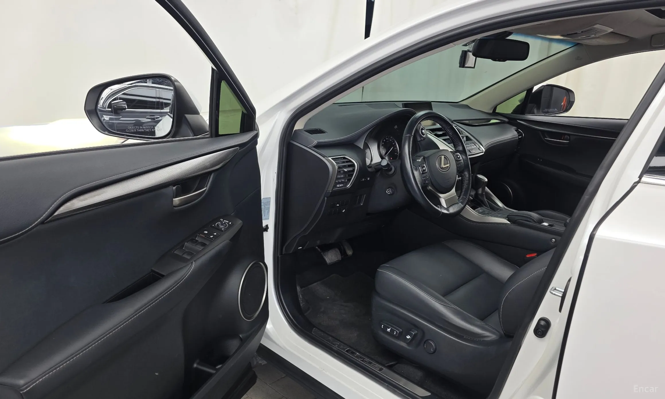 Lexus NX300h превью 10
