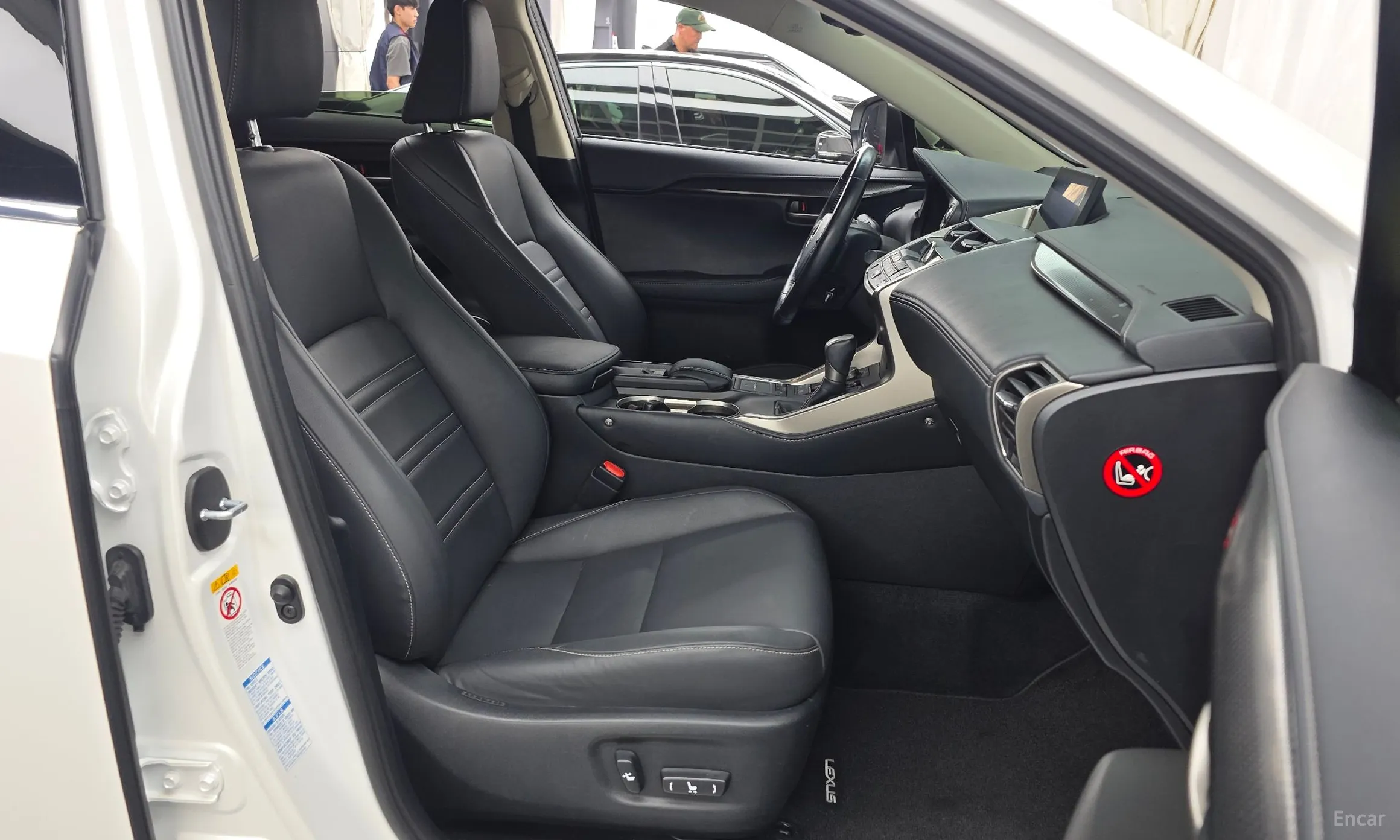Lexus NX300h превью 11
