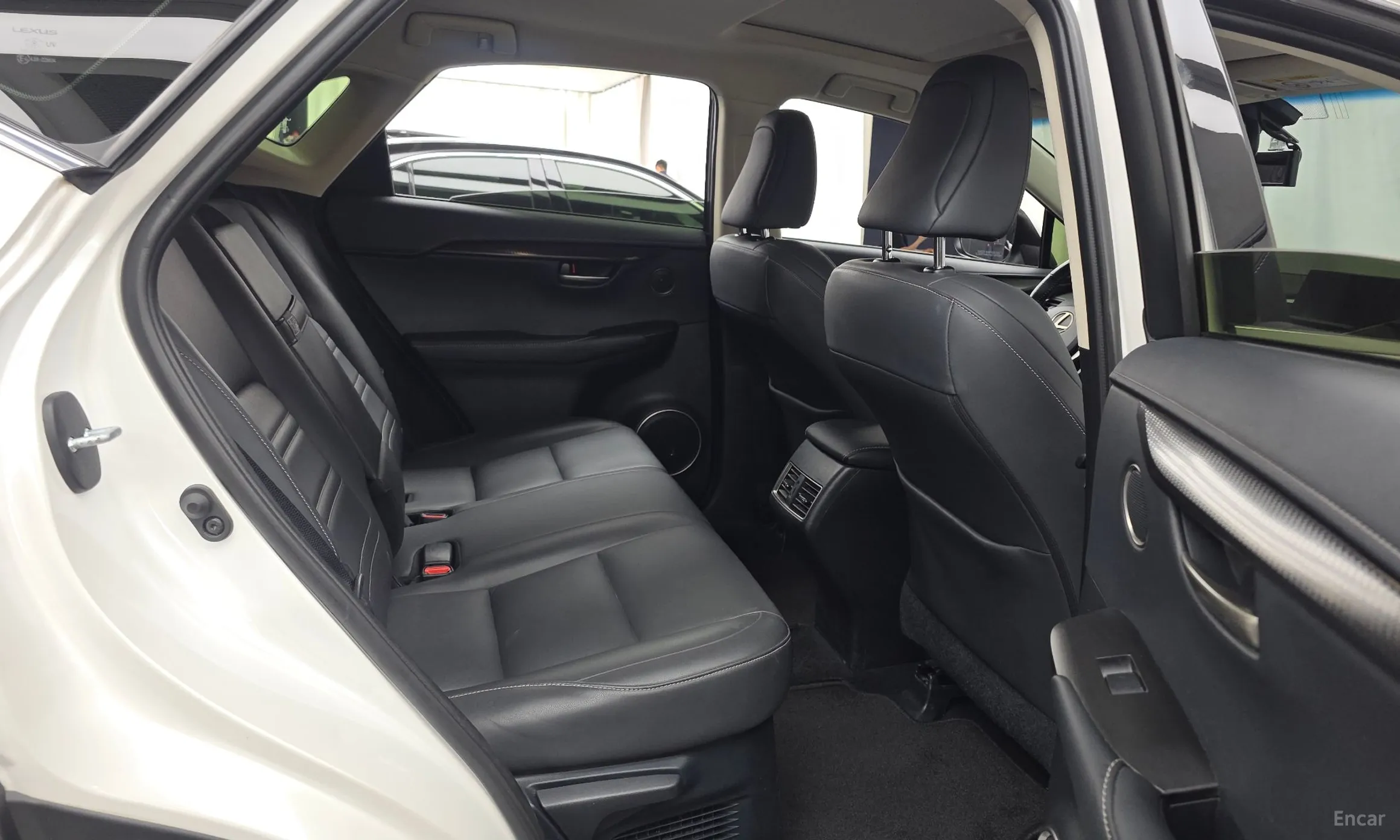 Lexus NX300h превью 12