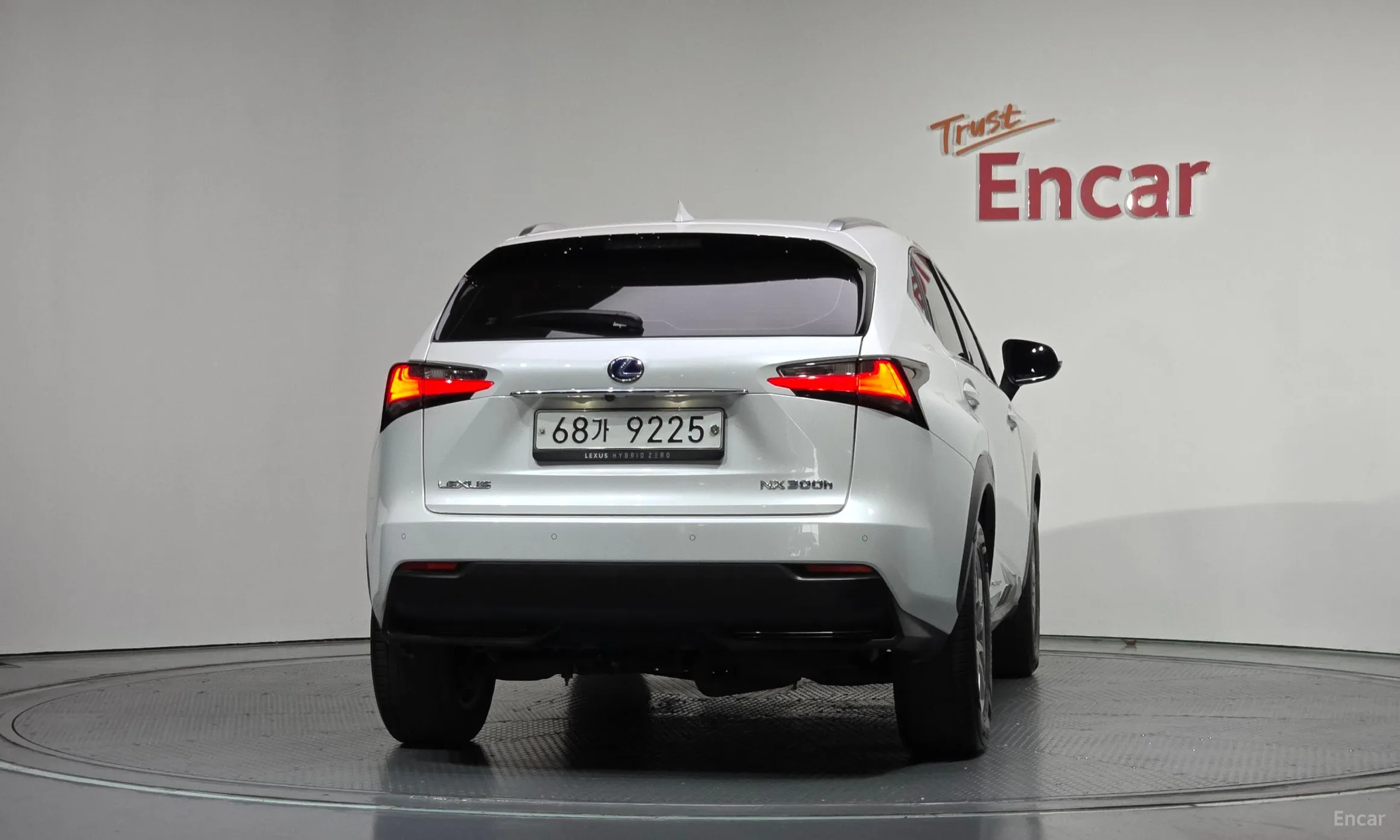 Lexus NX300h превью 4