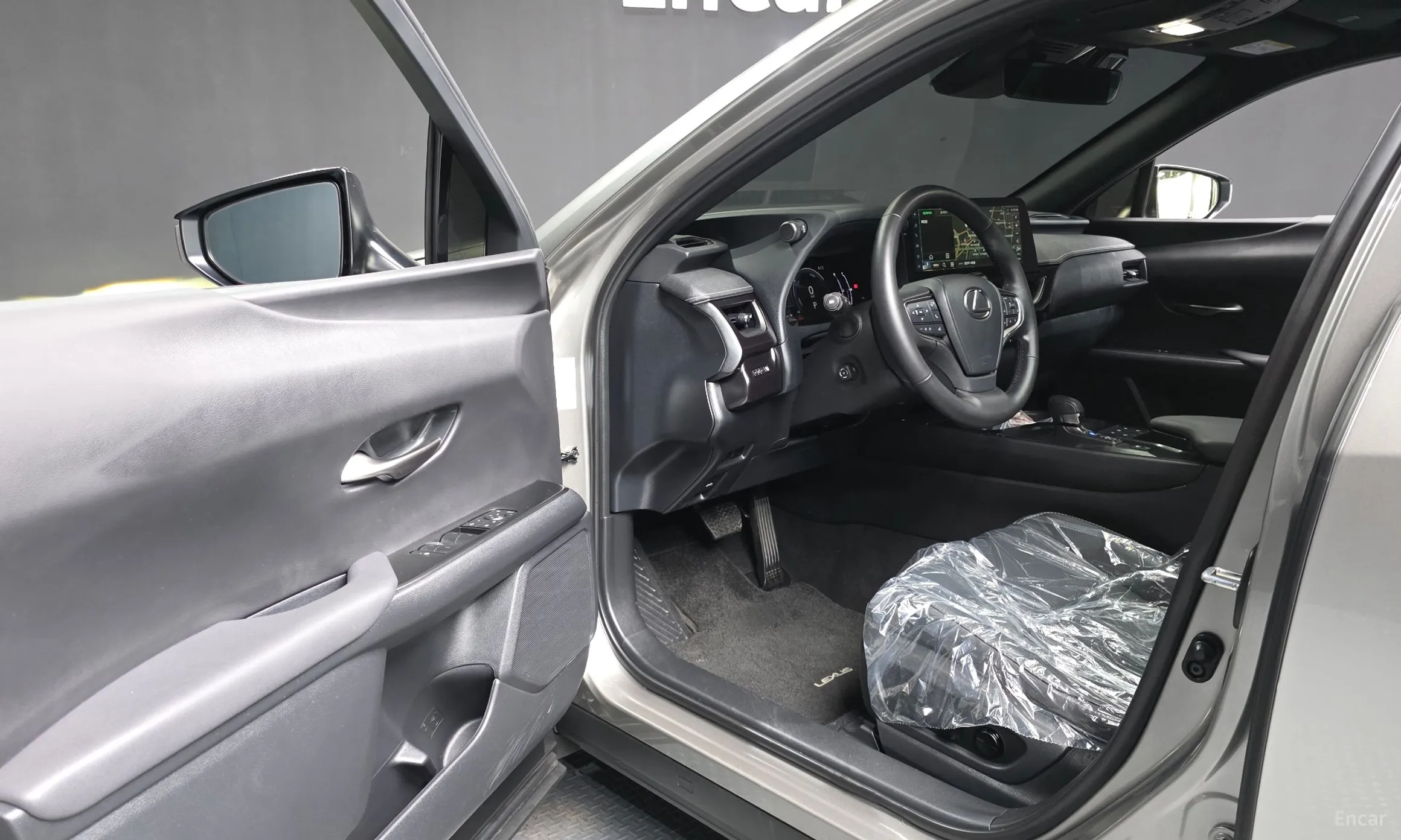 Lexus UX300h превью 10