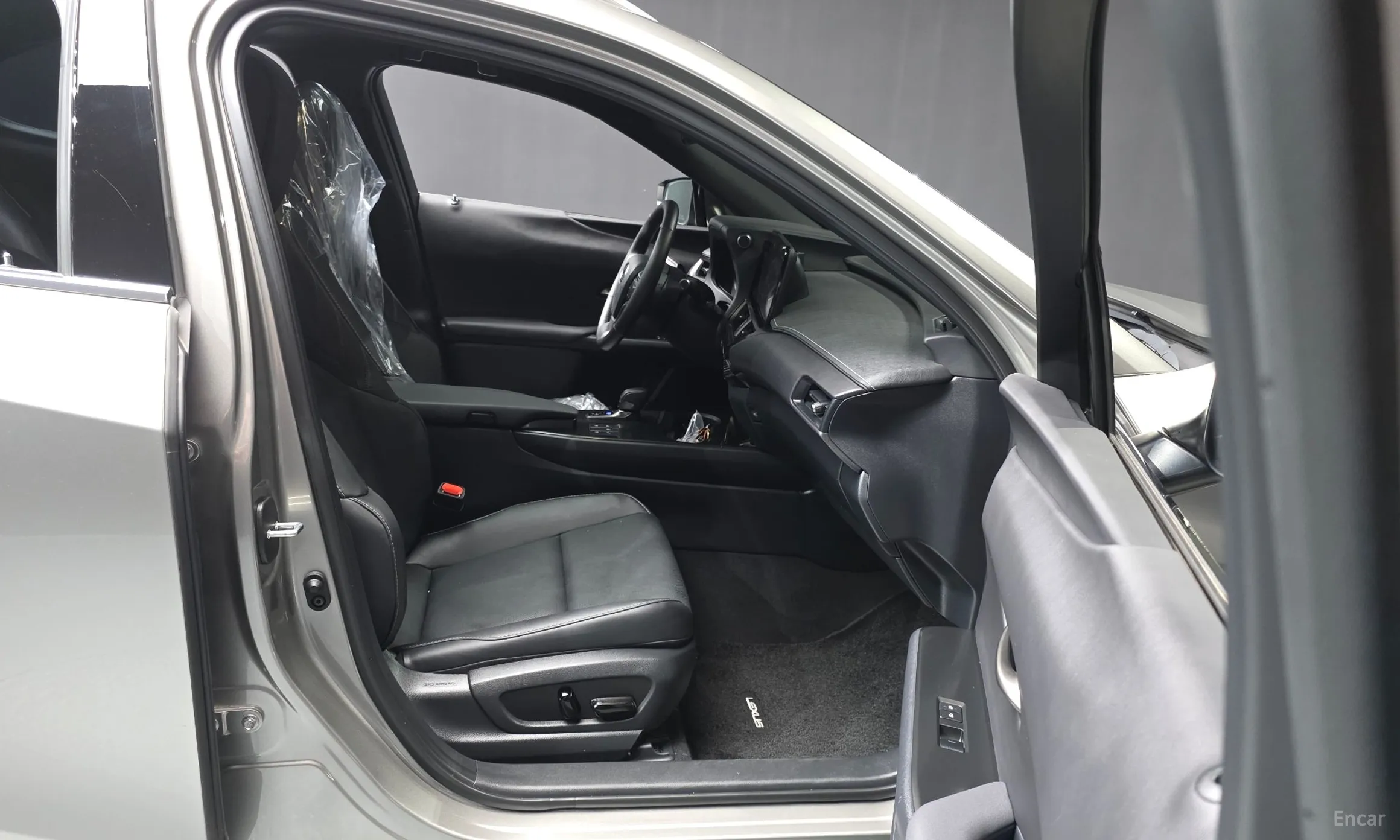 Lexus UX300h превью 11